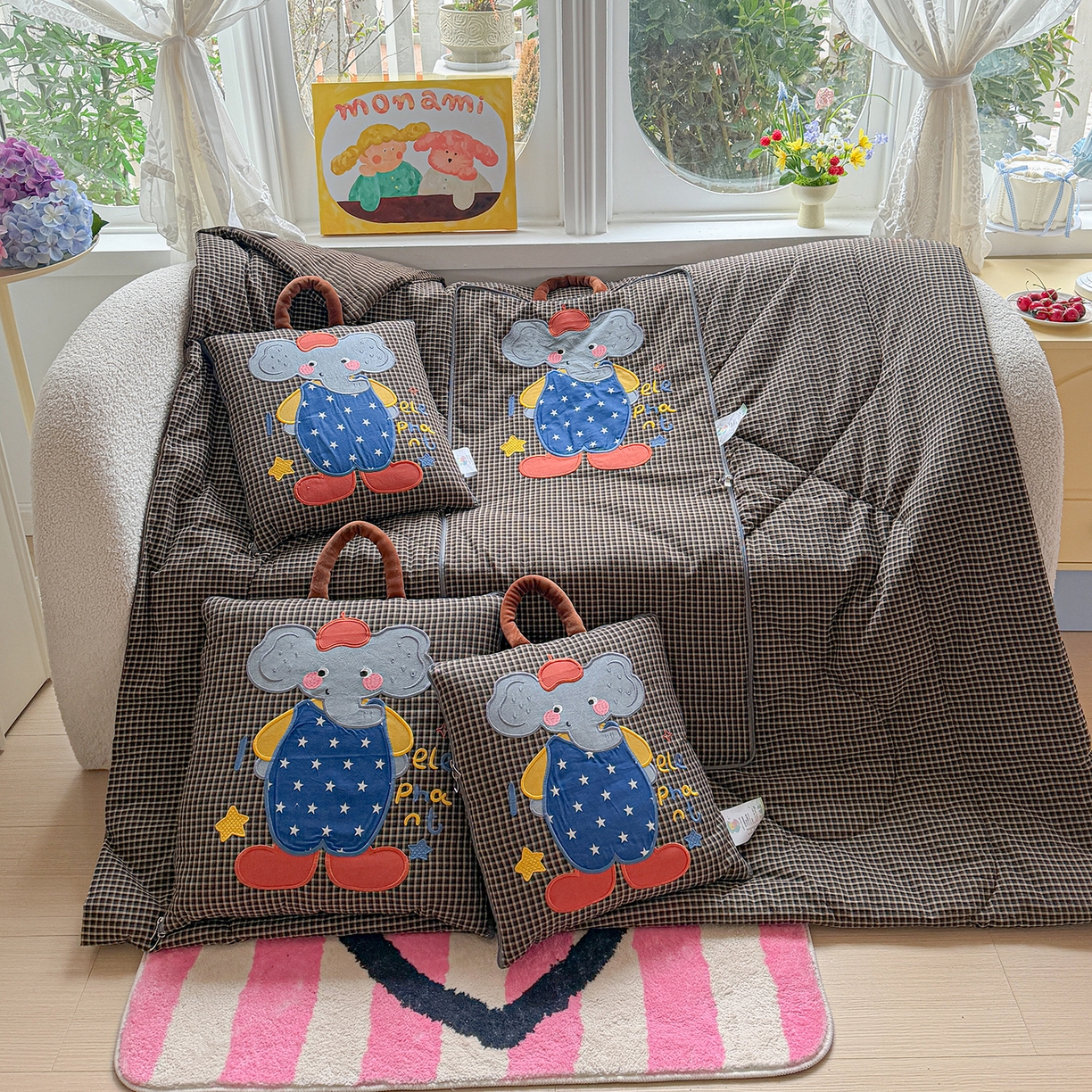 91家纺网 家纺一手货源 找家纺 古本家居 2026春夏新款全棉小丑象系列抱枕被 全棉小丑象黑格