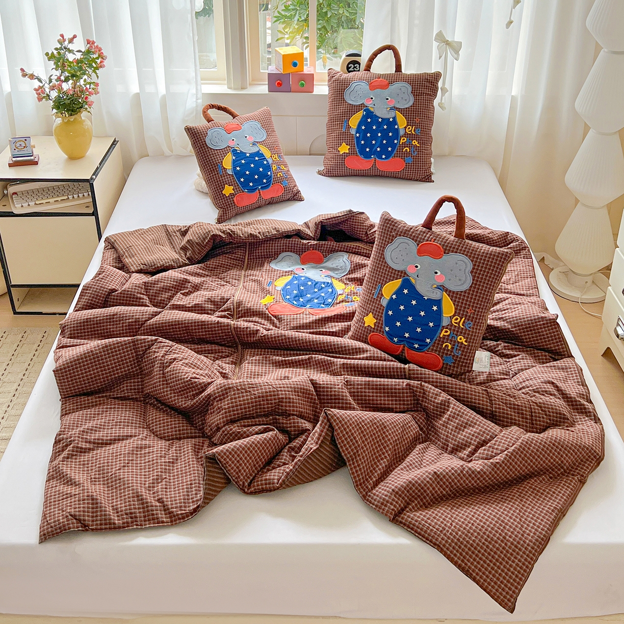 91家纺网 家纺一手货源 找家纺 古本家居 2026春夏新款全棉小丑象系列抱枕被 全棉小丑象红格