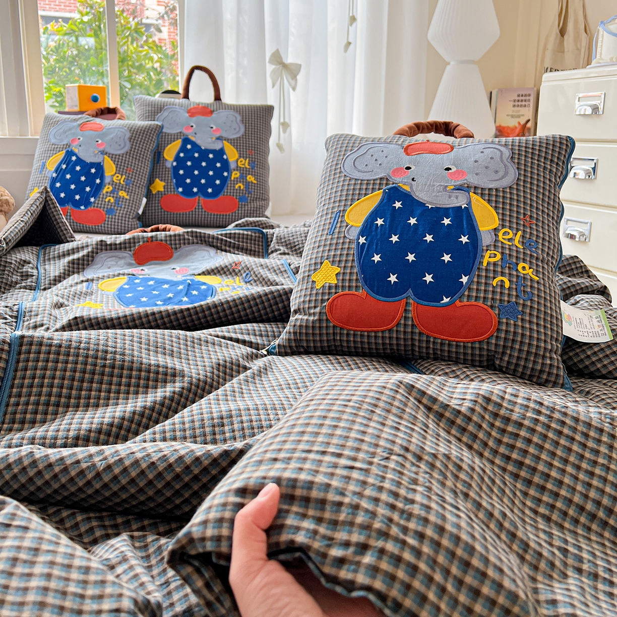 91家纺网 家纺一手货源 找家纺 古本家居 2026春夏新款全棉小丑象系列抱枕被 全棉小丑象蓝格