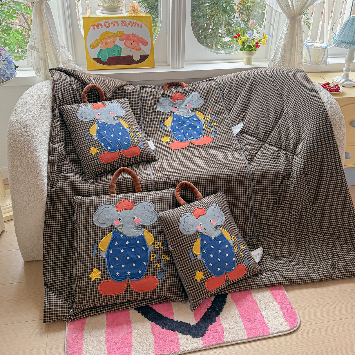 91家纺网 家纺一手货源 找家纺 古本家居 2026春夏新款全棉小丑象系列抱枕被 全棉小丑象黑格