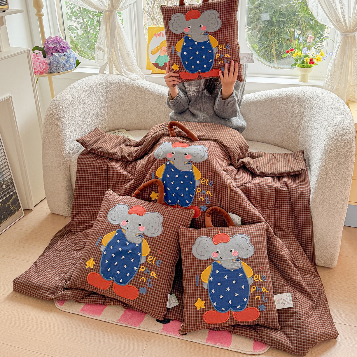 91家纺网 家纺一手货源 找家纺 古本家居 2026春夏新款全棉小丑象系列抱枕被 全棉小丑象红格