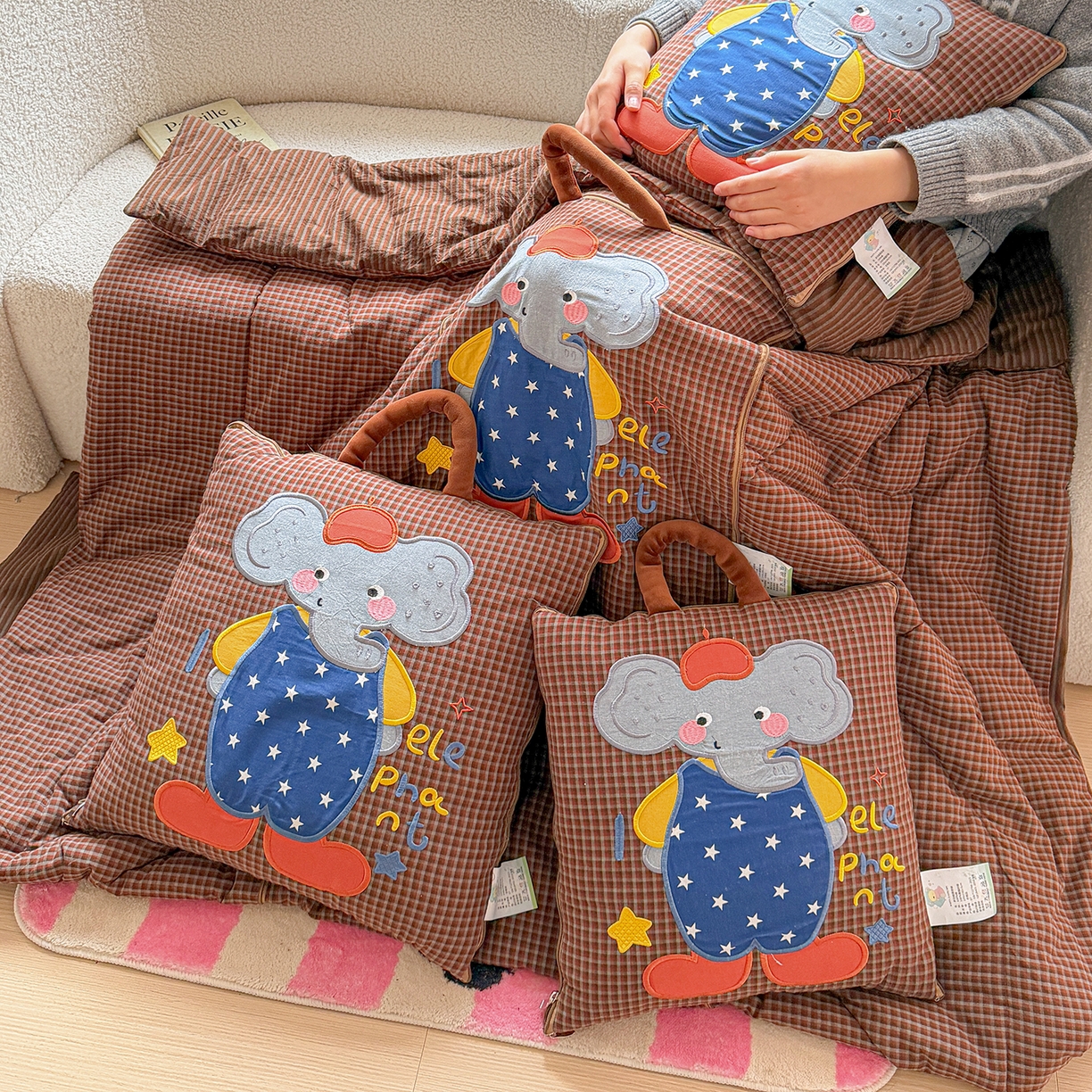 91家纺网 家纺一手货源 找家纺 古本家居 2026春夏新款全棉小丑象系列抱枕被 全棉小丑象红格