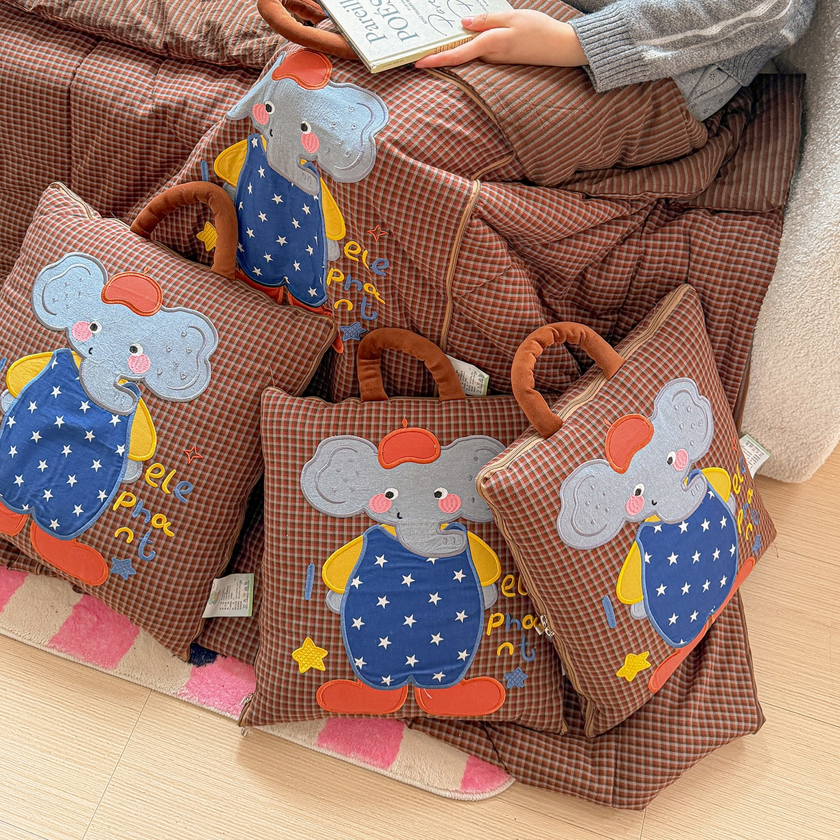 91家纺网 家纺一手货源 找家纺 古本家居 2026春夏新款全棉小丑象系列抱枕被 全棉小丑象红格