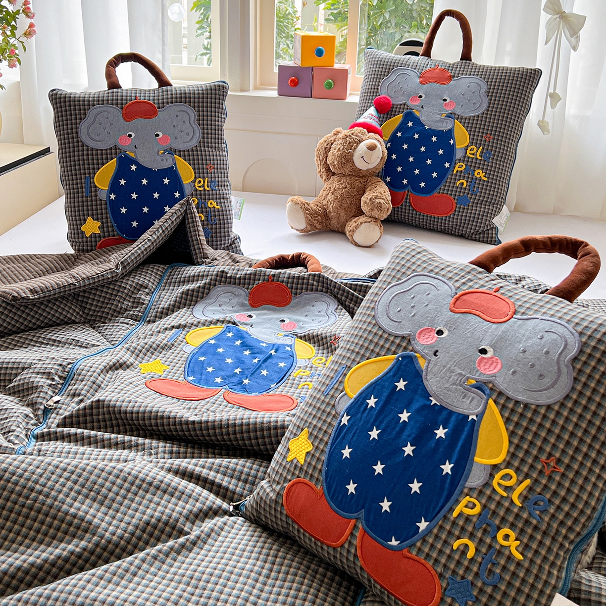 91家纺网 家纺一手货源 找家纺 古本家居 2026春夏新款全棉小丑象系列抱枕被 全棉小丑象蓝格