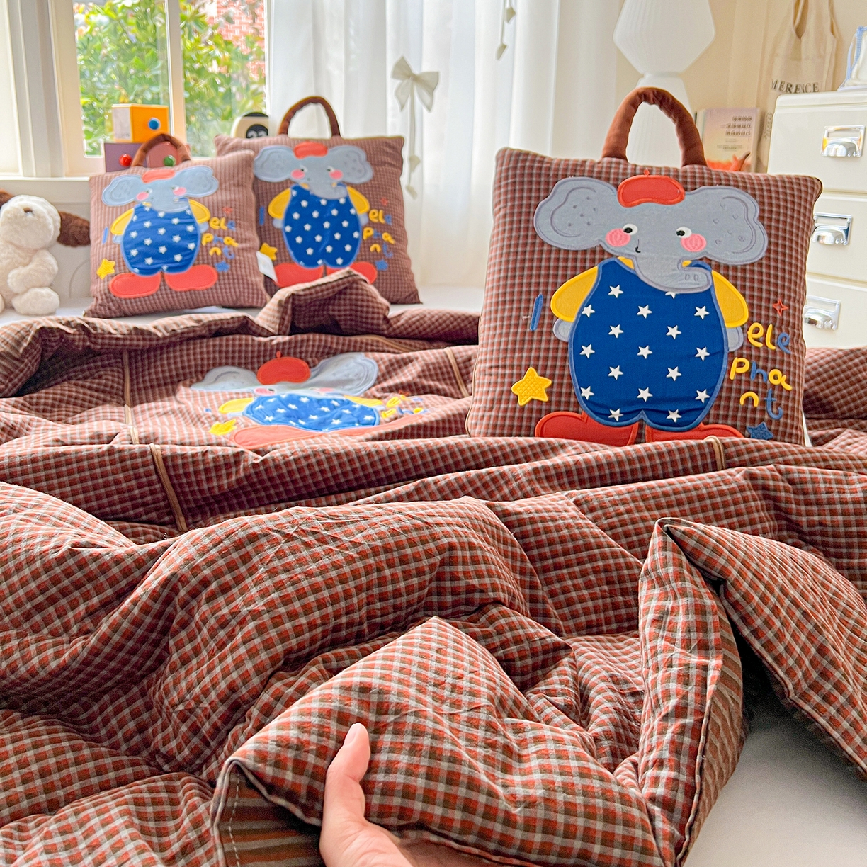 91家纺网 家纺一手货源 找家纺 古本家居 2026春夏新款全棉小丑象系列抱枕被 全棉小丑象红格