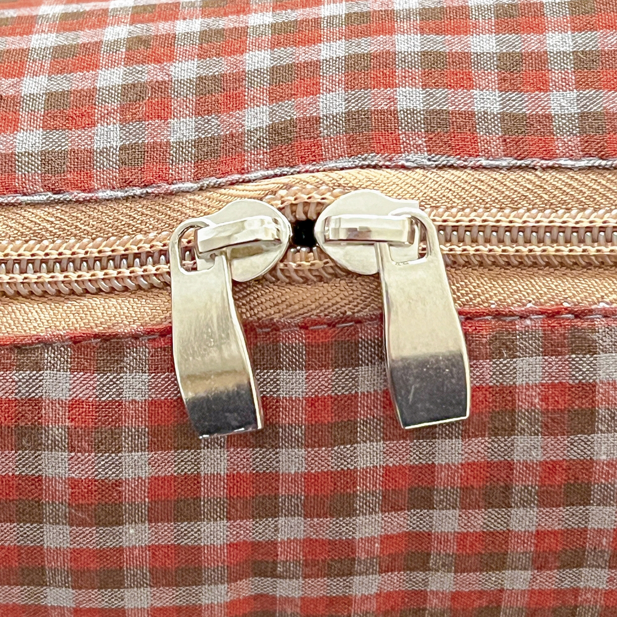 91家纺网 家纺一手货源 找家纺 古本家居 2026春夏新款全棉小丑象系列抱枕被 全棉小丑象红格