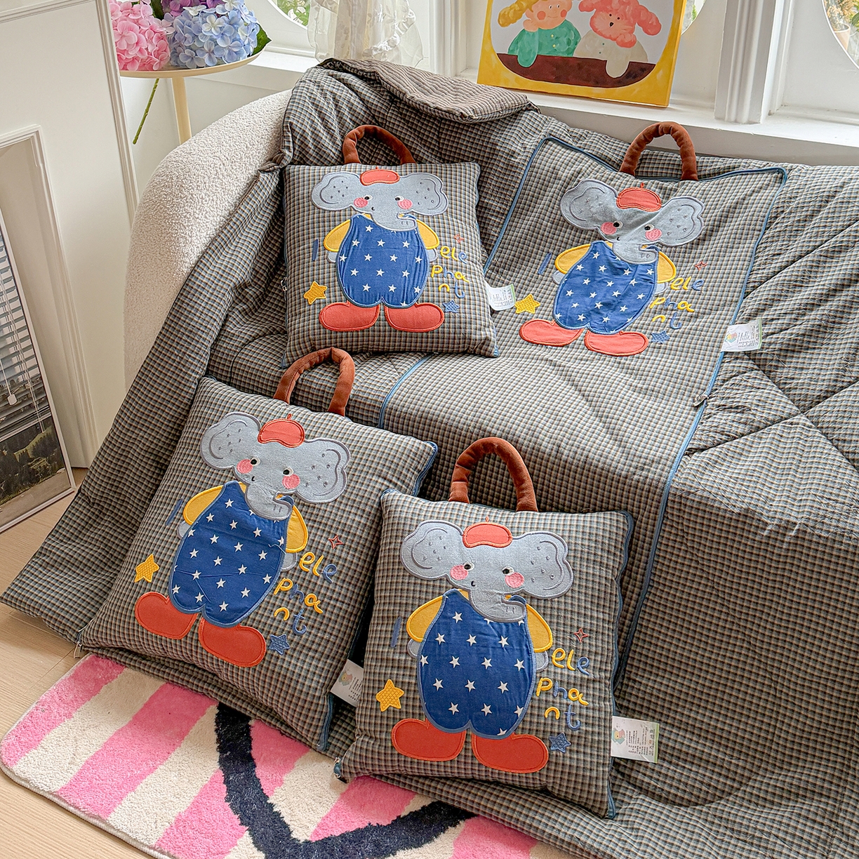 91家纺网 家纺一手货源 找家纺 古本家居 2026春夏新款全棉小丑象系列抱枕被 全棉小丑象蓝格