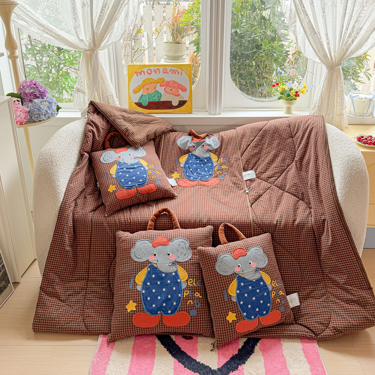 91家纺网 家纺一手货源 找家纺 古本家居 2026春夏新款全棉小丑象系列抱枕被 全棉小丑象红格