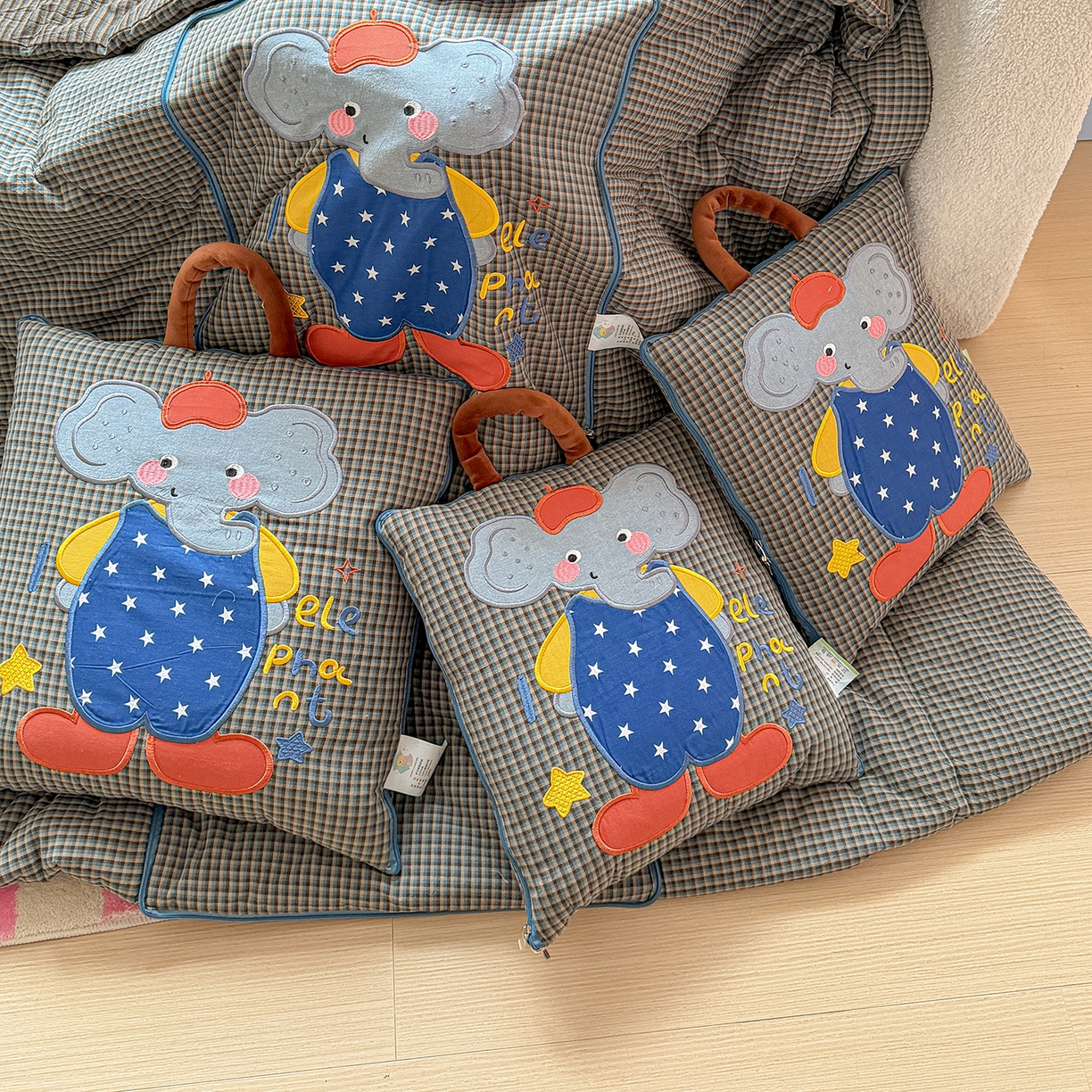 91家纺网 家纺一手货源 找家纺 古本家居 2026春夏新款全棉小丑象系列抱枕被 全棉小丑象蓝格