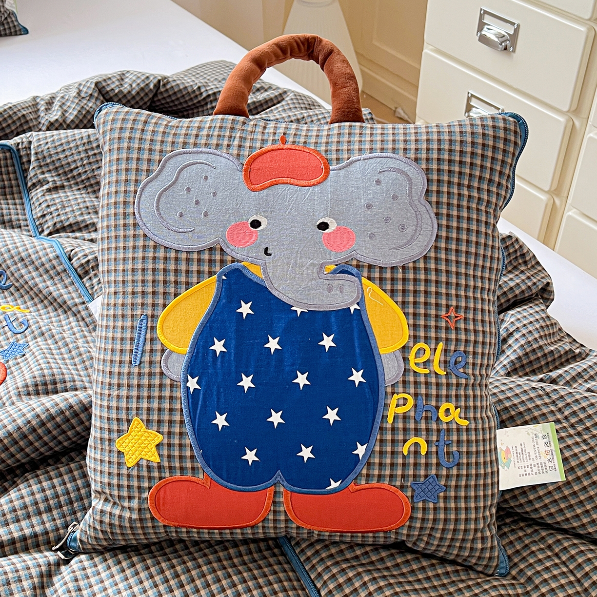 91家纺网 家纺一手货源 找家纺 古本家居 2026春夏新款全棉小丑象系列抱枕被 全棉小丑象蓝格