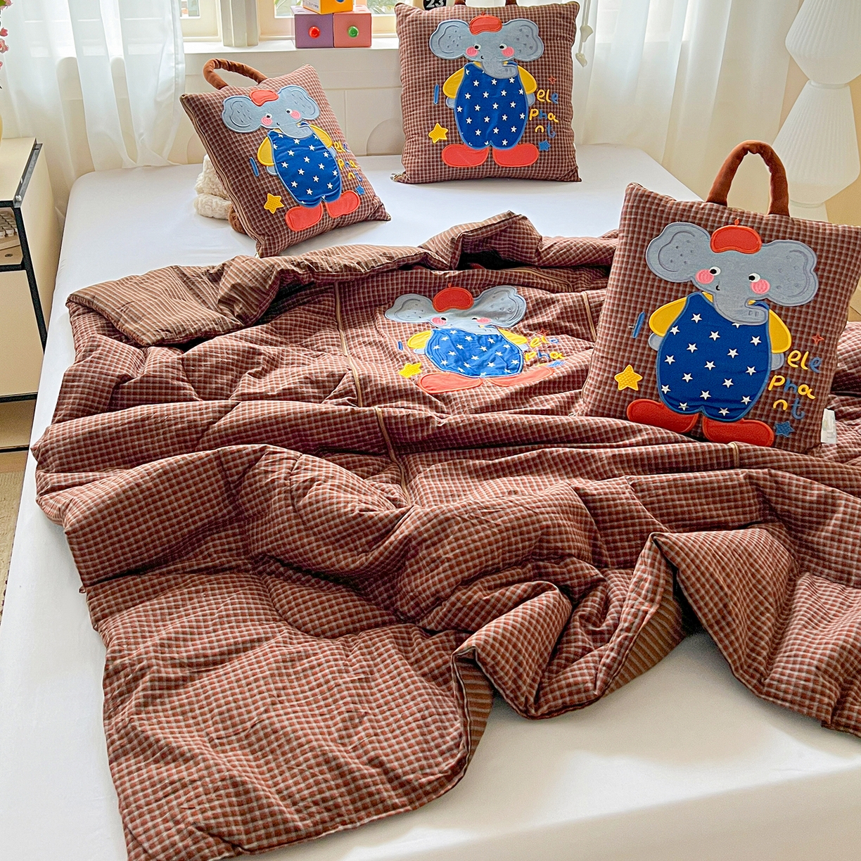 91家纺网 家纺一手货源 找家纺 古本家居 2026春夏新款全棉小丑象系列抱枕被 全棉小丑象红格