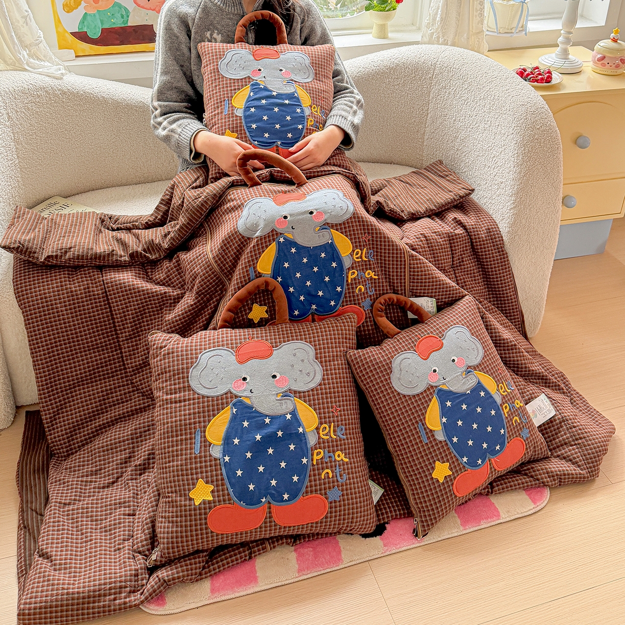 91家纺网 家纺一手货源 找家纺 古本家居 2026春夏新款全棉小丑象系列抱枕被 全棉小丑象红格