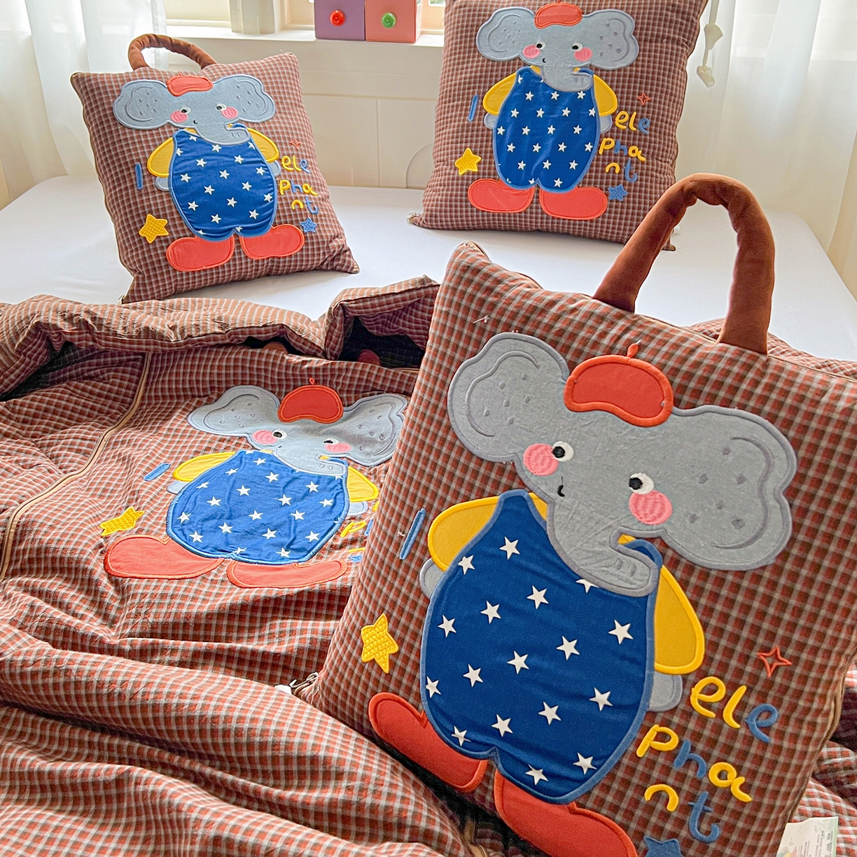 91家纺网 家纺一手货源 找家纺 古本家居 2026春夏新款全棉小丑象系列抱枕被 全棉小丑象红格