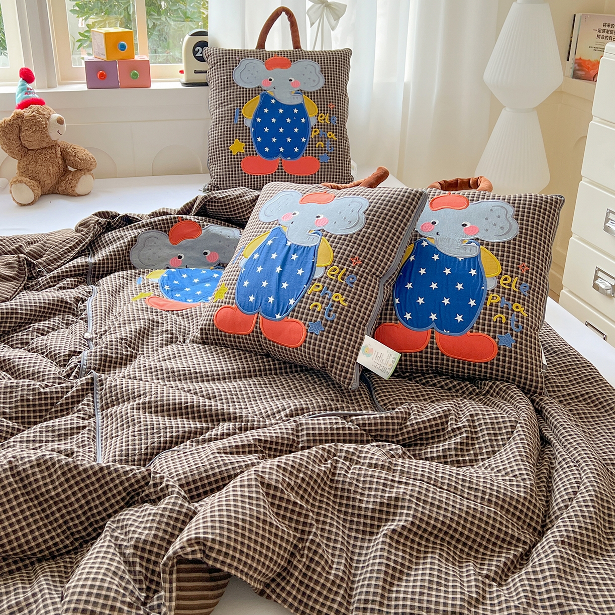 91家纺网 家纺一手货源 找家纺 古本家居 2026春夏新款全棉小丑象系列抱枕被 全棉小丑象黑格