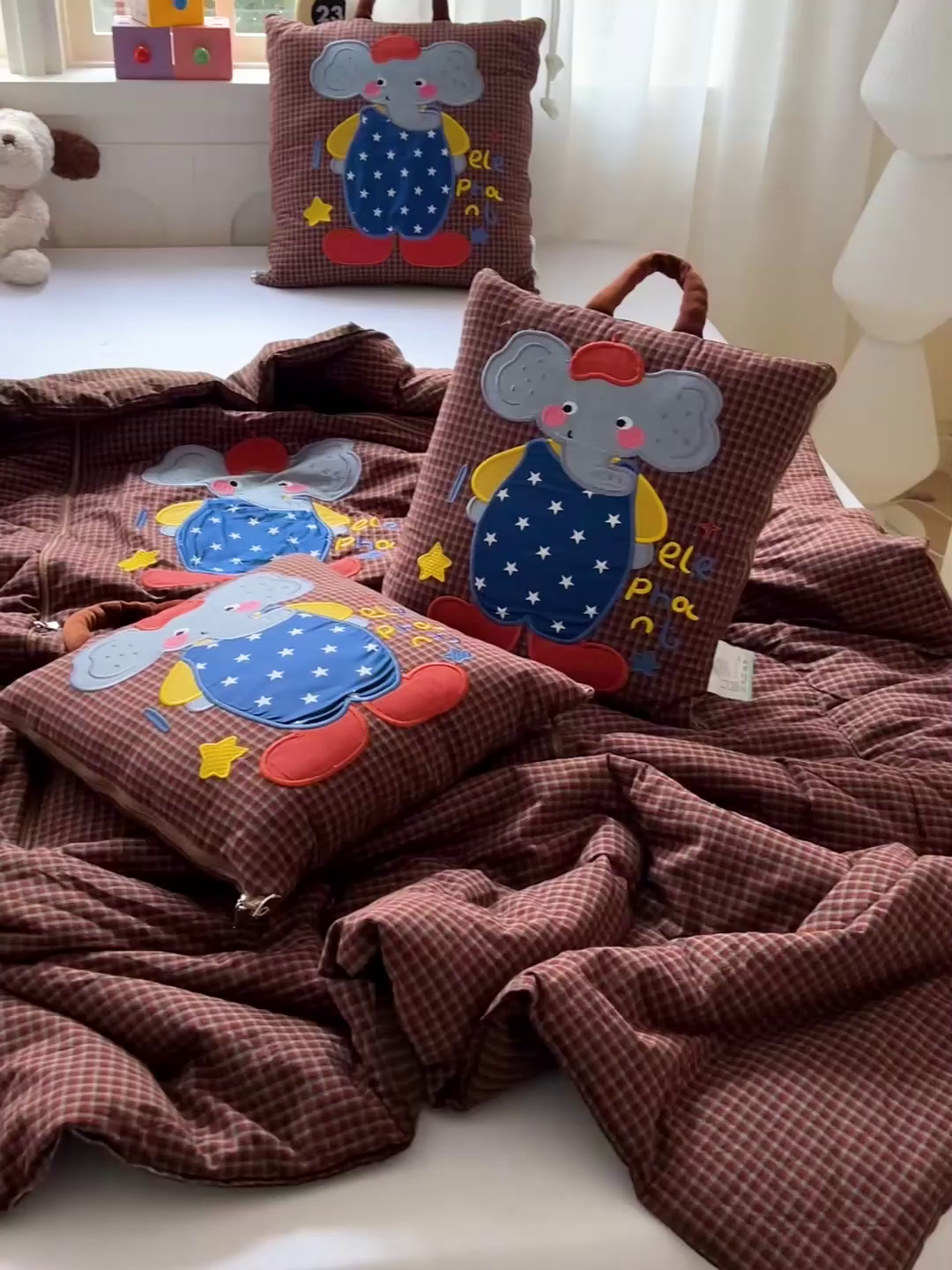 91家纺网 家纺一手货源 找家纺 古本家居 2026春夏新款全棉小丑象系列抱枕被 全棉小丑象红格