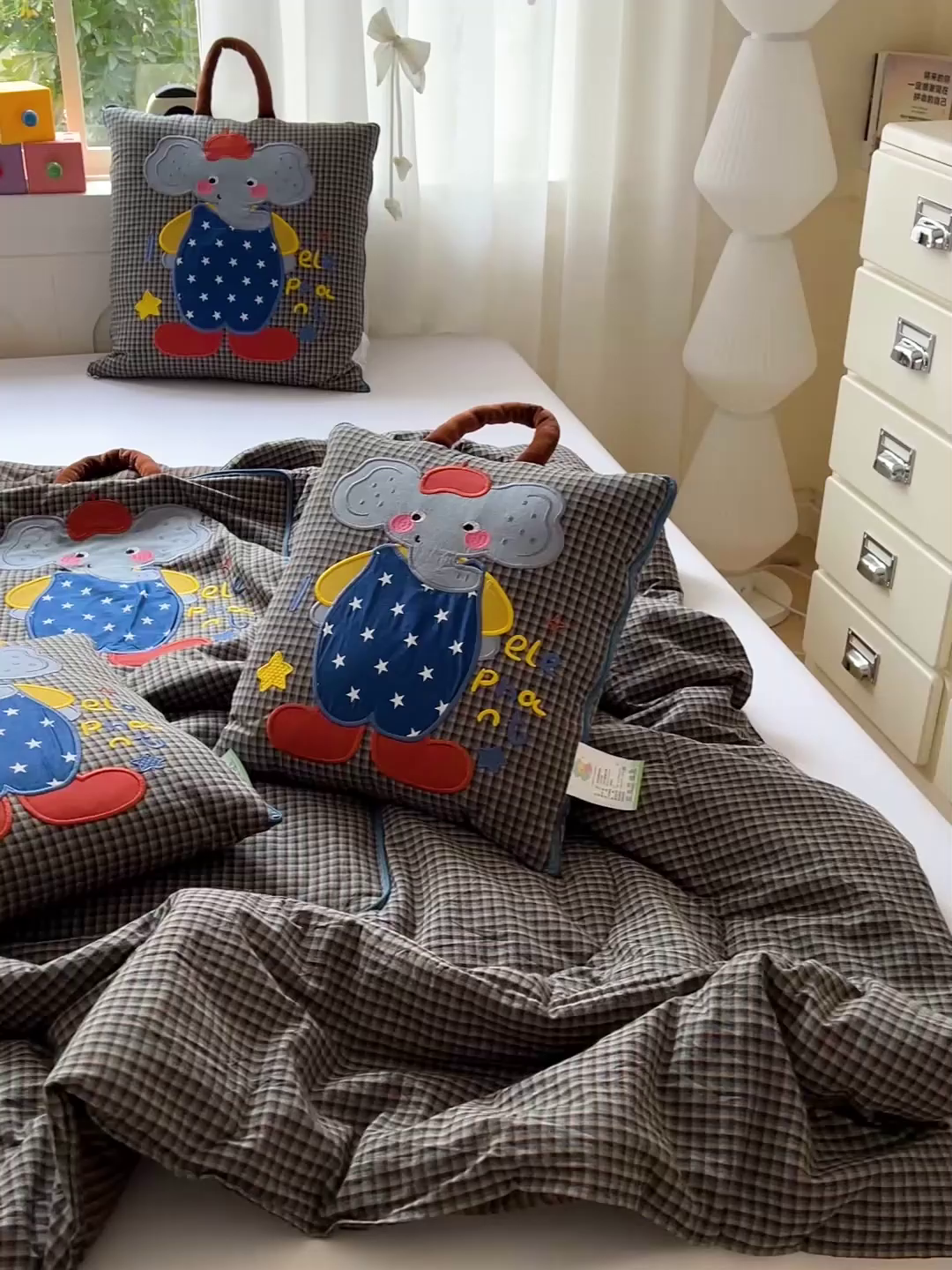 91家纺网 家纺一手货源 找家纺 古本家居 2026春夏新款全棉小丑象系列抱枕被 全棉小丑象蓝格
