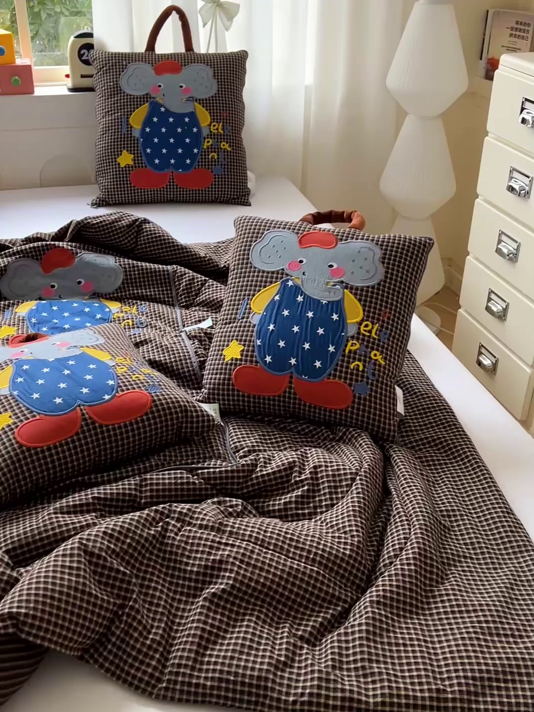91家纺网 家纺一手货源 找家纺 古本家居 2026春夏新款全棉小丑象系列抱枕被 全棉小丑象黑格