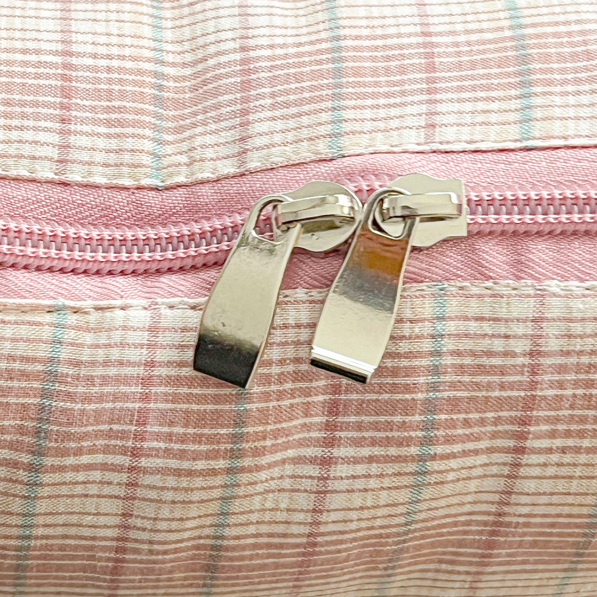 91家纺网 家纺一手货源 找家纺 古本家居 2026春夏新款全棉星宝系列抱枕被 全棉星宝粉格