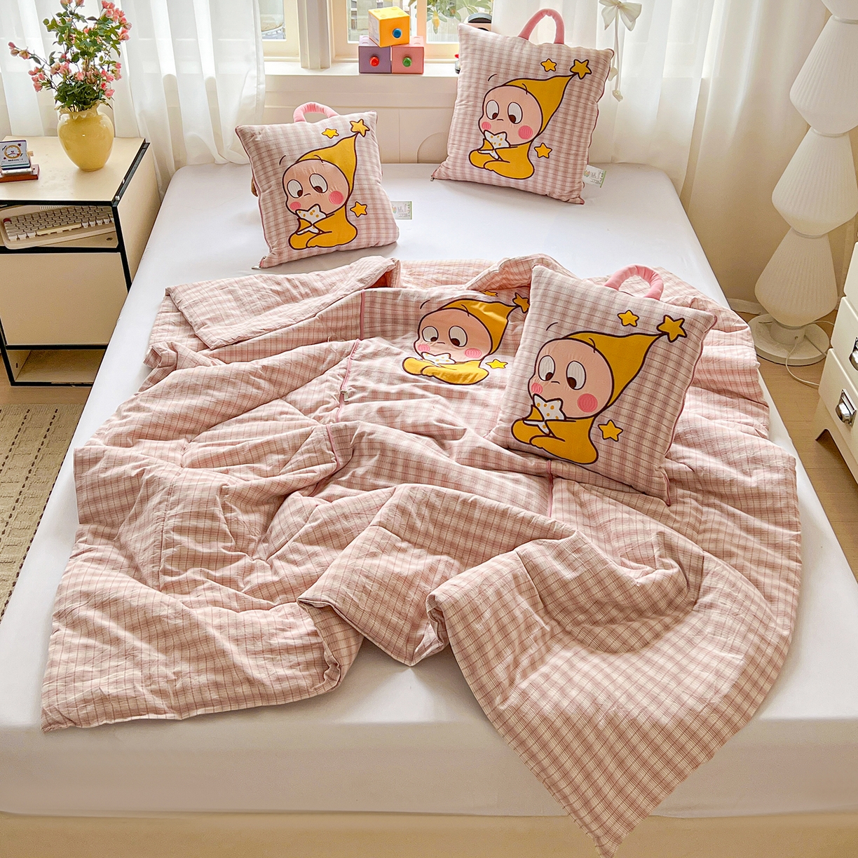 91家纺网 家纺一手货源 找家纺 古本家居 2026春夏新款全棉星宝系列抱枕被 全棉星宝粉格