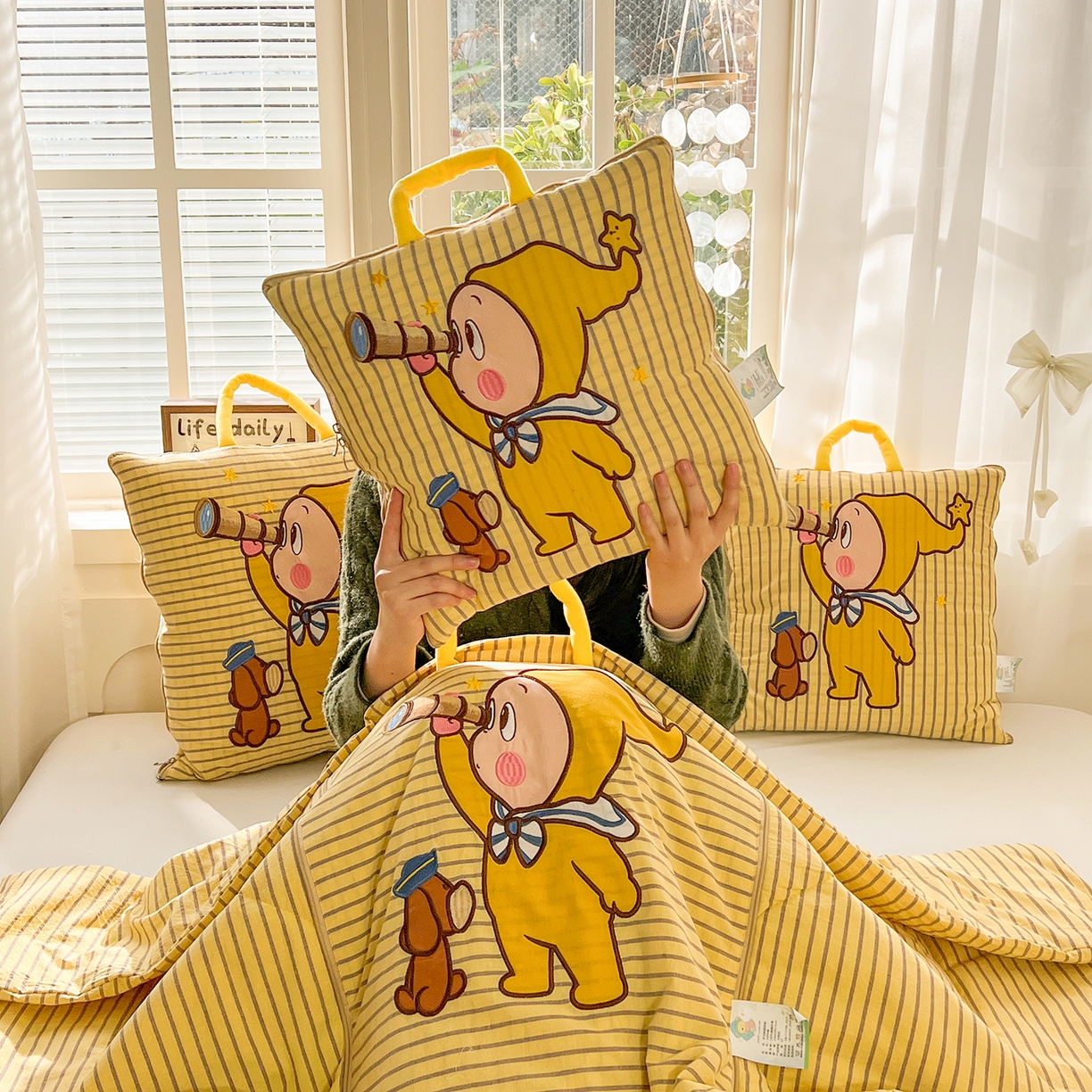 91家纺网 家纺一手货源 找家纺 古本家居 2026春夏新款全棉星宝系列抱枕被 全棉星宝黄条