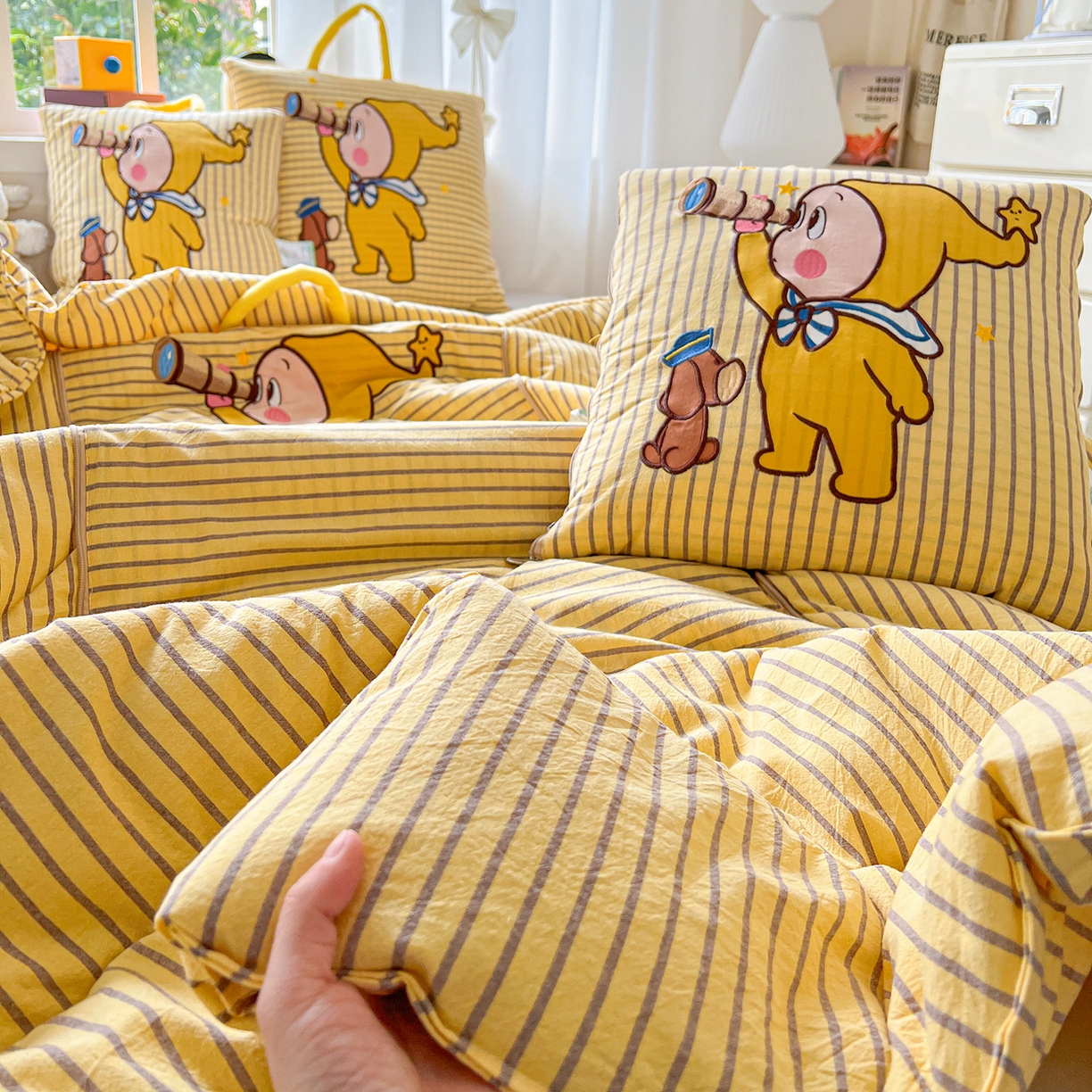 91家纺网 家纺一手货源 找家纺 古本家居 2026春夏新款全棉星宝系列抱枕被 全棉星宝黄条