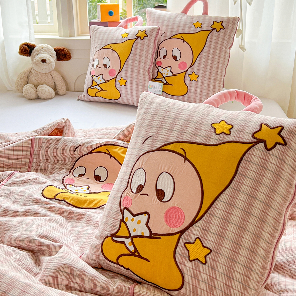 91家纺网 家纺一手货源 找家纺 古本家居 2026春夏新款全棉星宝系列抱枕被 全棉星宝粉格