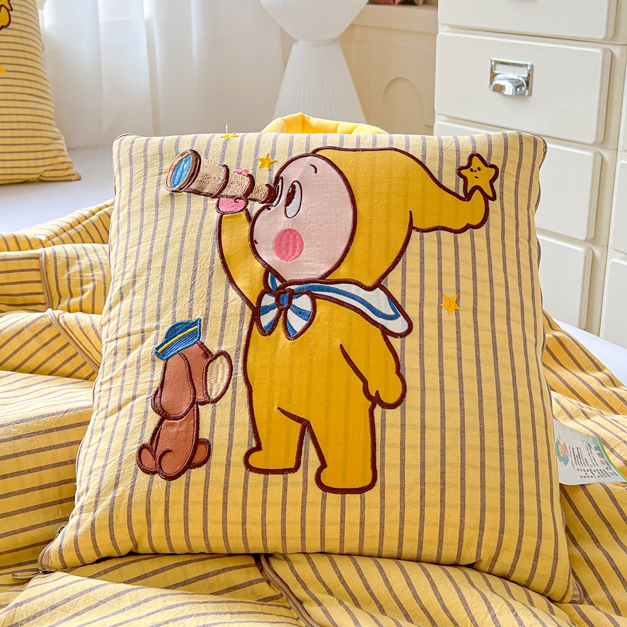 91家纺网 家纺一手货源 找家纺 古本家居 2026春夏新款全棉星宝系列抱枕被 全棉星宝黄条