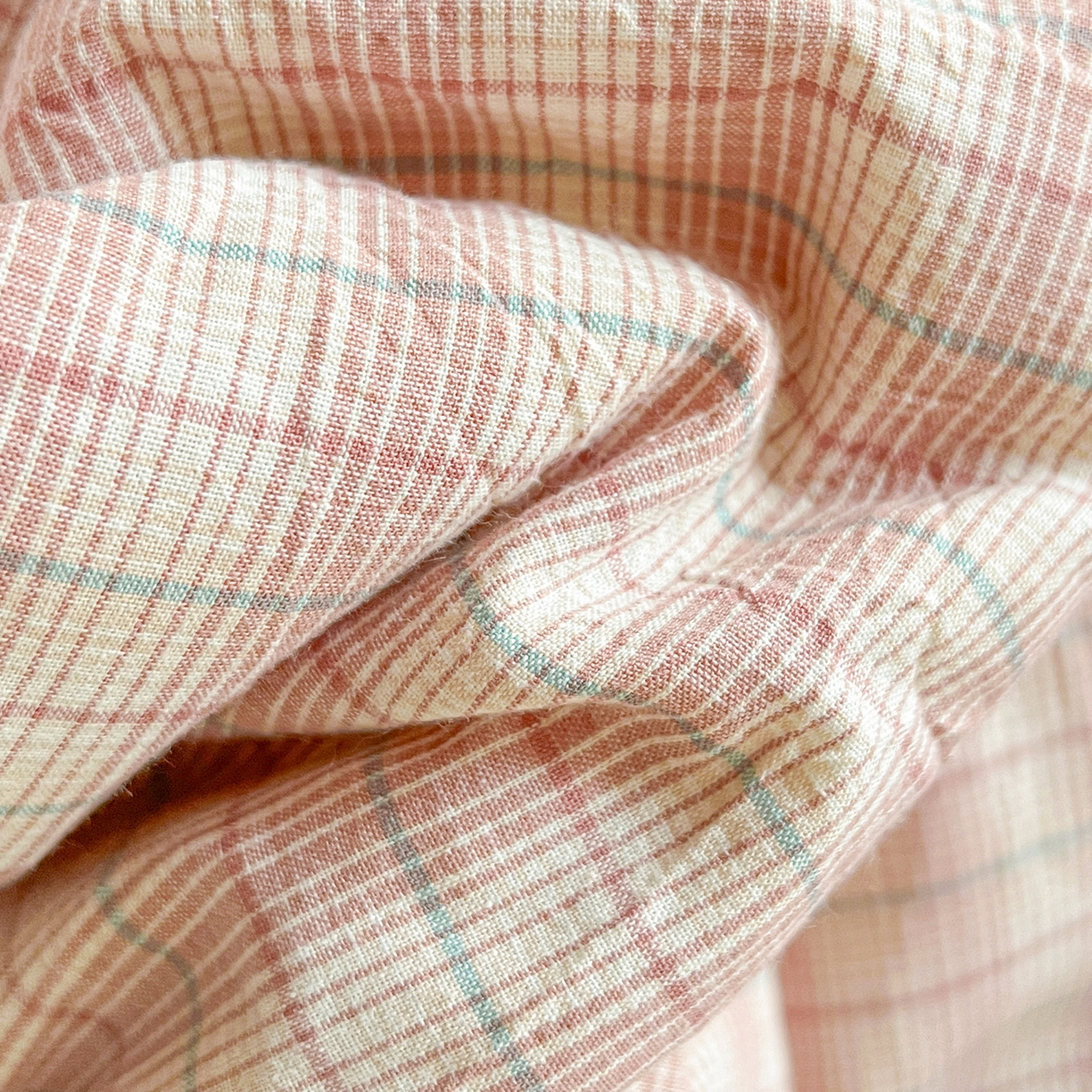 91家纺网 家纺一手货源 找家纺 古本家居 2026春夏新款全棉星宝系列抱枕被 全棉星宝粉格