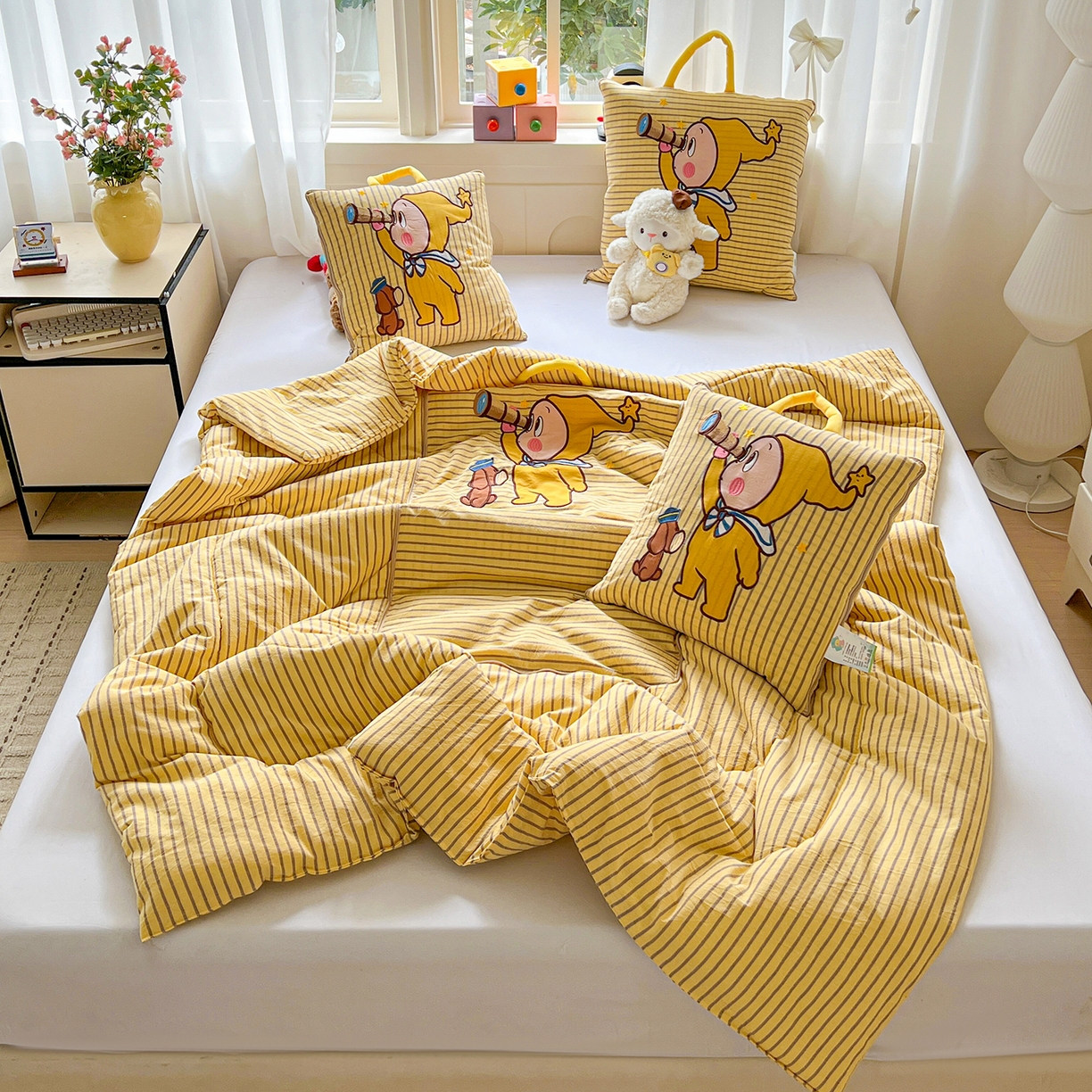 91家纺网 家纺一手货源 找家纺 古本家居 2026春夏新款全棉星宝系列抱枕被 全棉星宝黄条