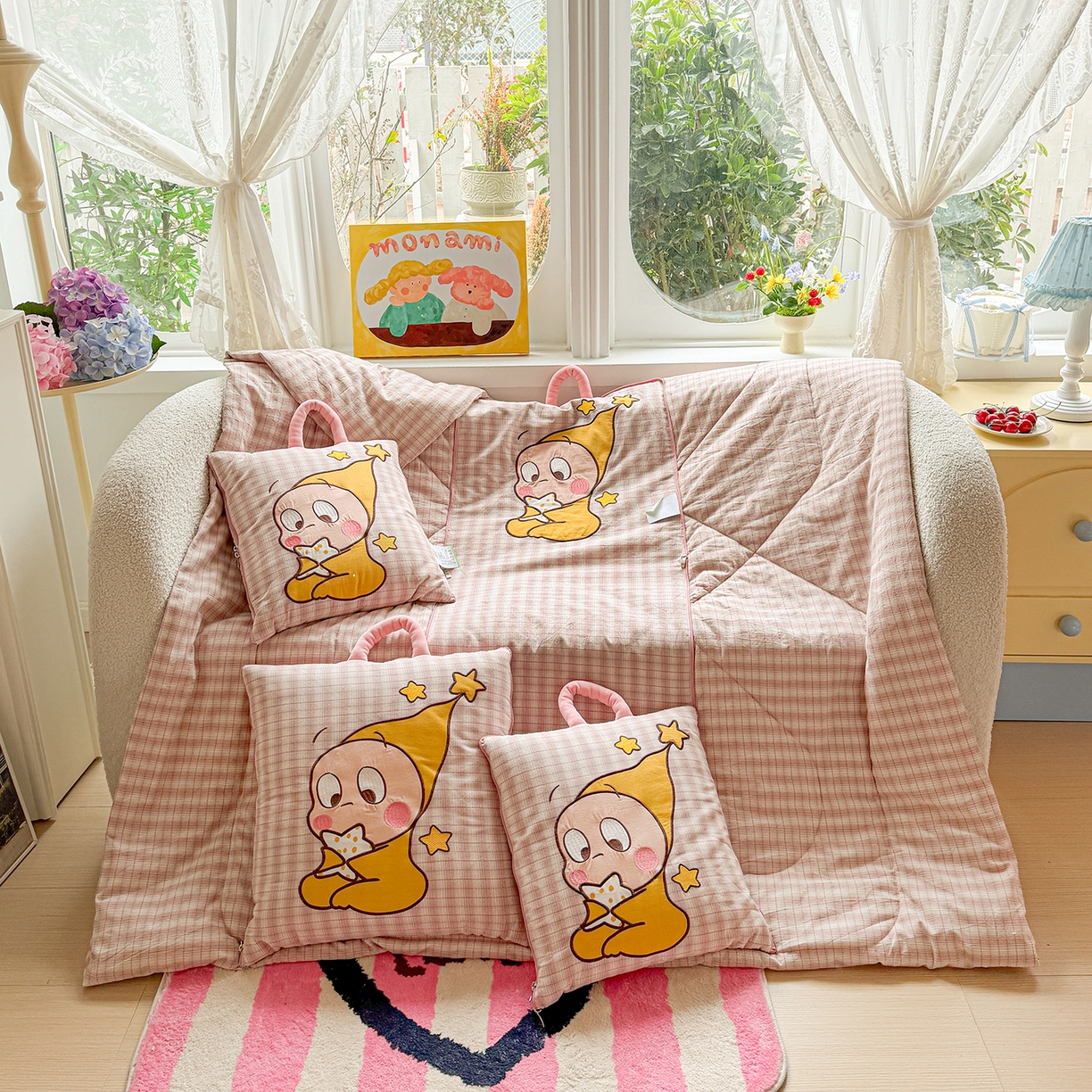 91家纺网 家纺一手货源 找家纺 古本家居 2026春夏新款全棉星宝系列抱枕被 全棉星宝粉格