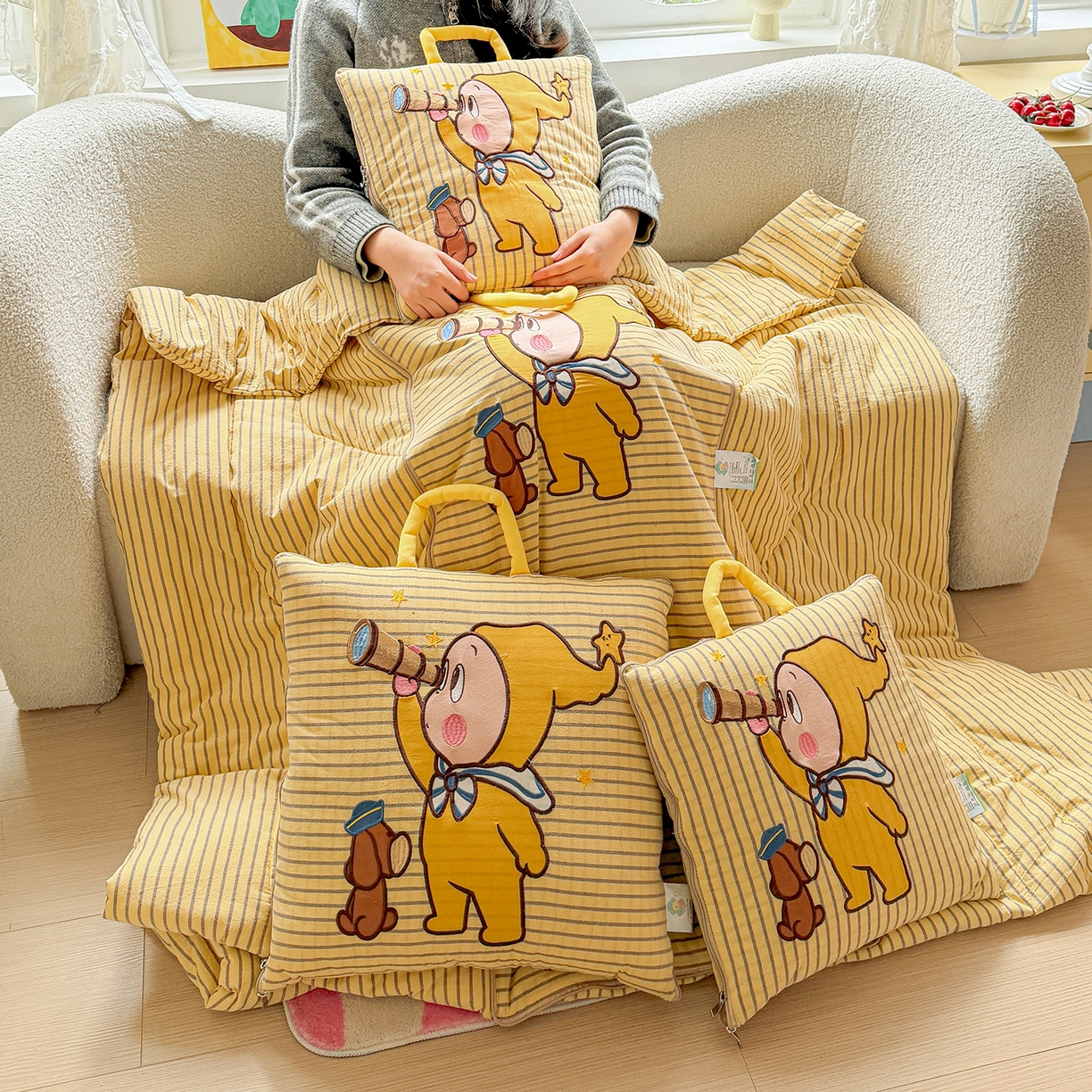 91家纺网 家纺一手货源 找家纺 古本家居 2026春夏新款全棉星宝系列抱枕被 全棉星宝黄条