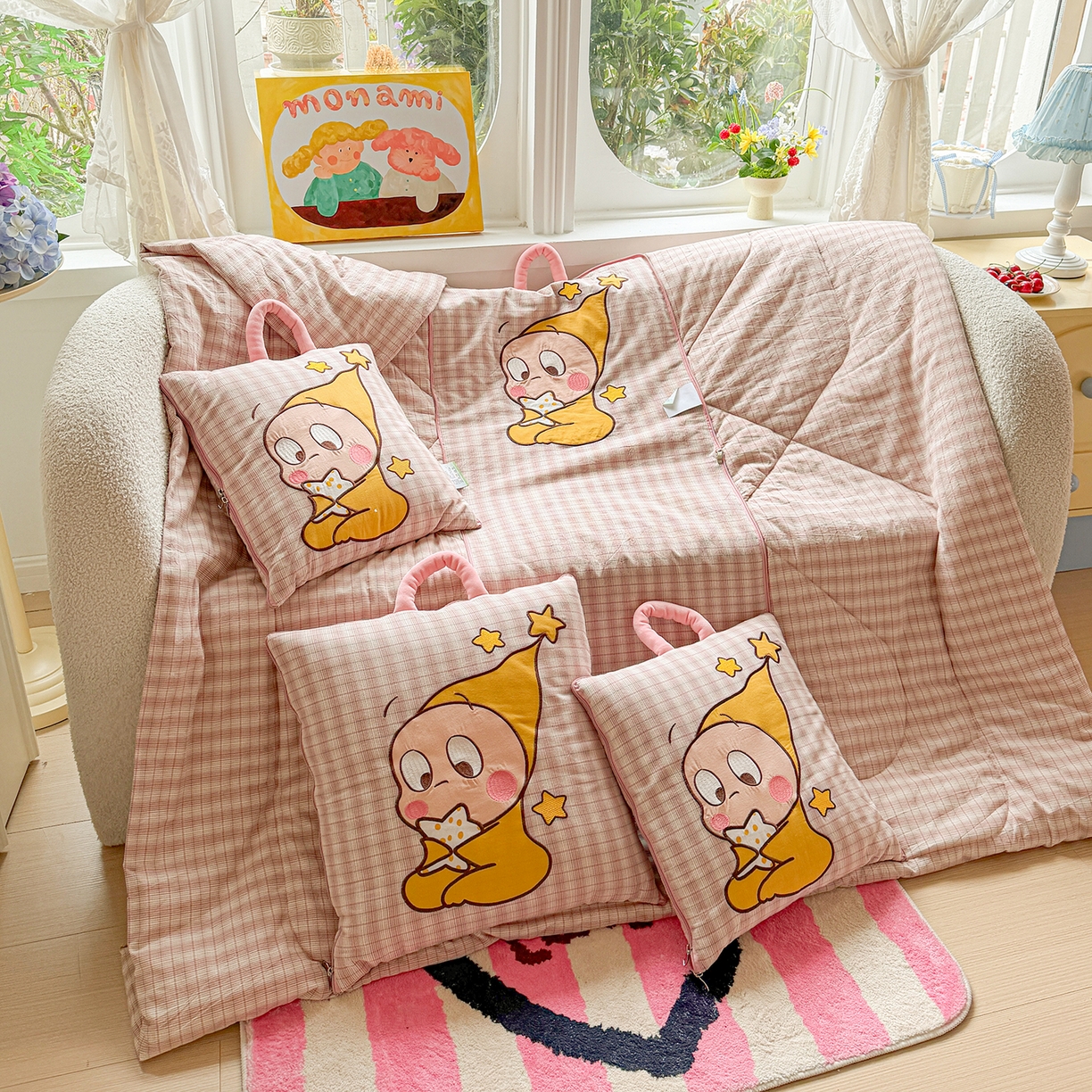 91家纺网 家纺一手货源 找家纺 古本家居 2026春夏新款全棉星宝系列抱枕被 全棉星宝粉格