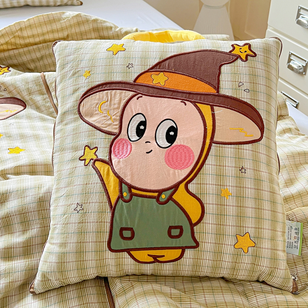 91家纺网 家纺一手货源 找家纺 古本家居 2026春夏新款全棉星宝系列抱枕被 全棉星宝绿格