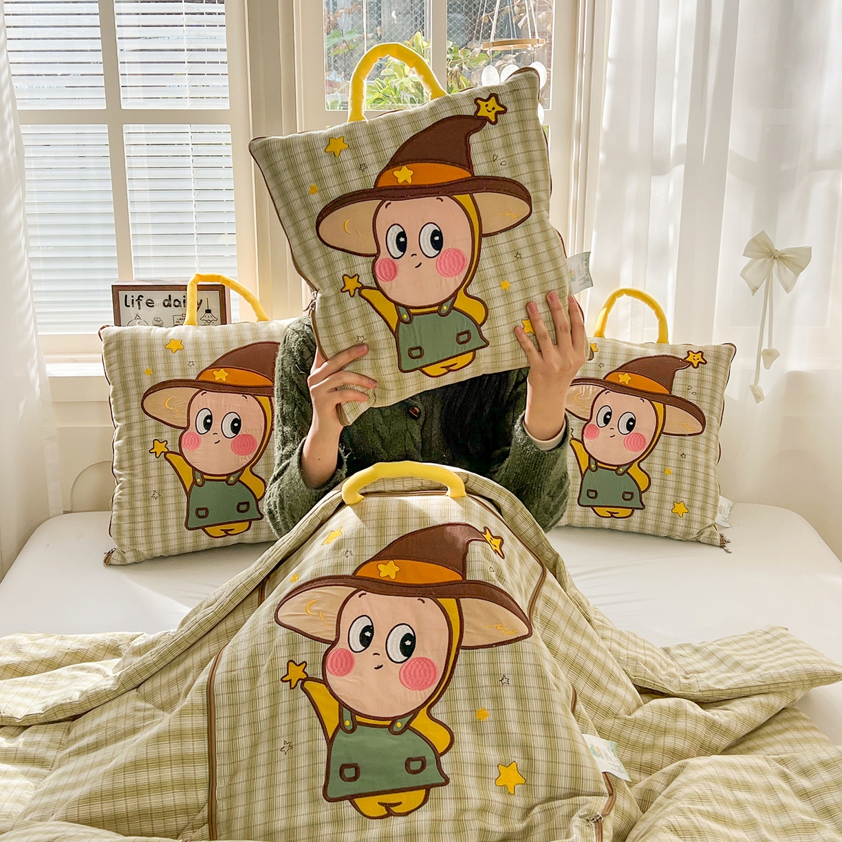 91家纺网 家纺一手货源 找家纺 古本家居 2026春夏新款全棉星宝系列抱枕被 全棉星宝绿格