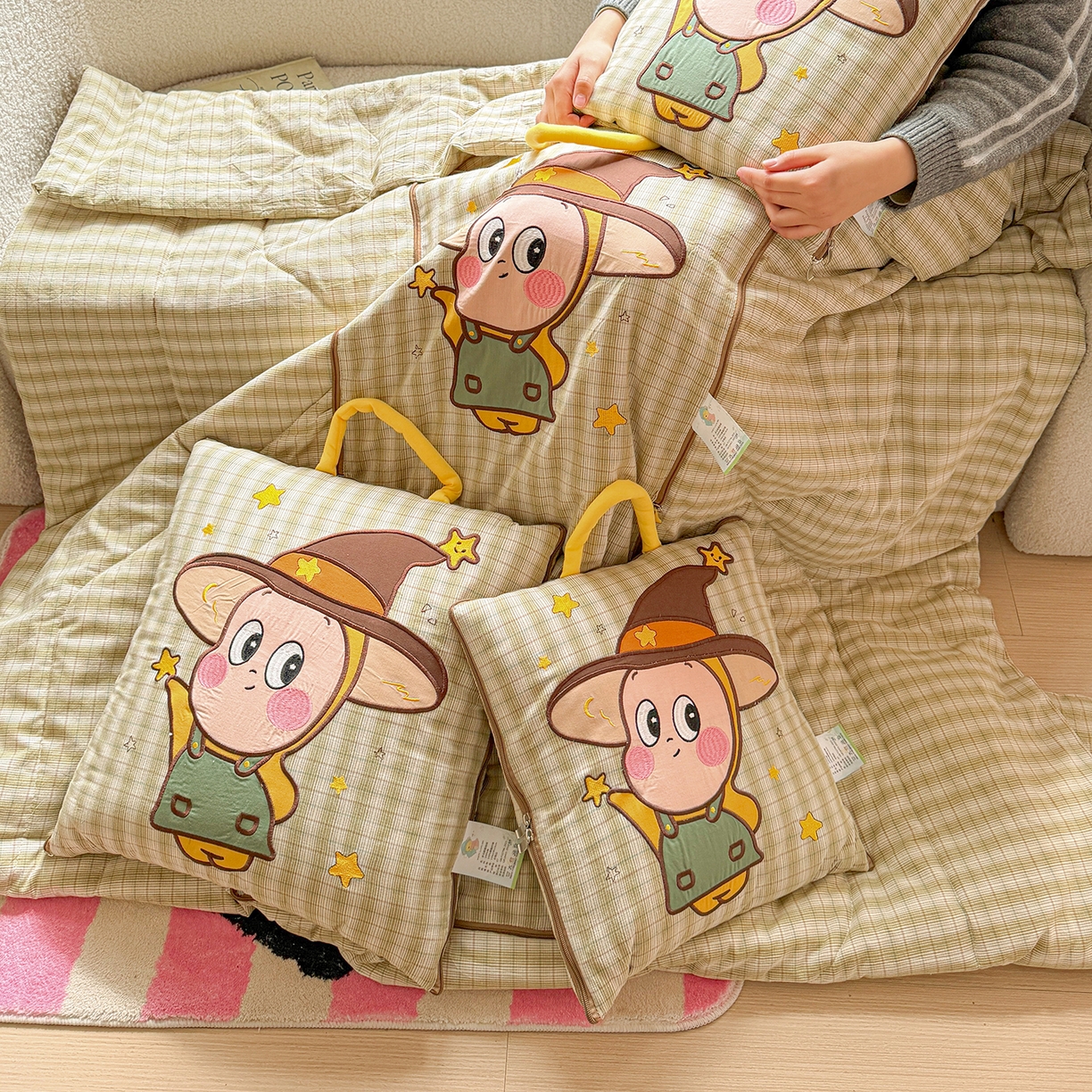 91家纺网 家纺一手货源 找家纺 古本家居 2026春夏新款全棉星宝系列抱枕被 全棉星宝绿格