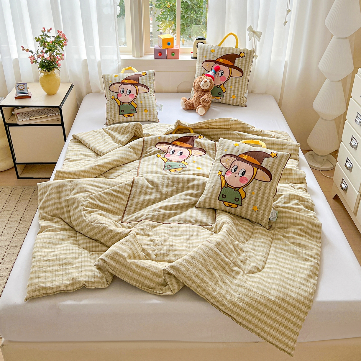 91家纺网 家纺一手货源 找家纺 古本家居 2026春夏新款全棉星宝系列抱枕被 全棉星宝绿格