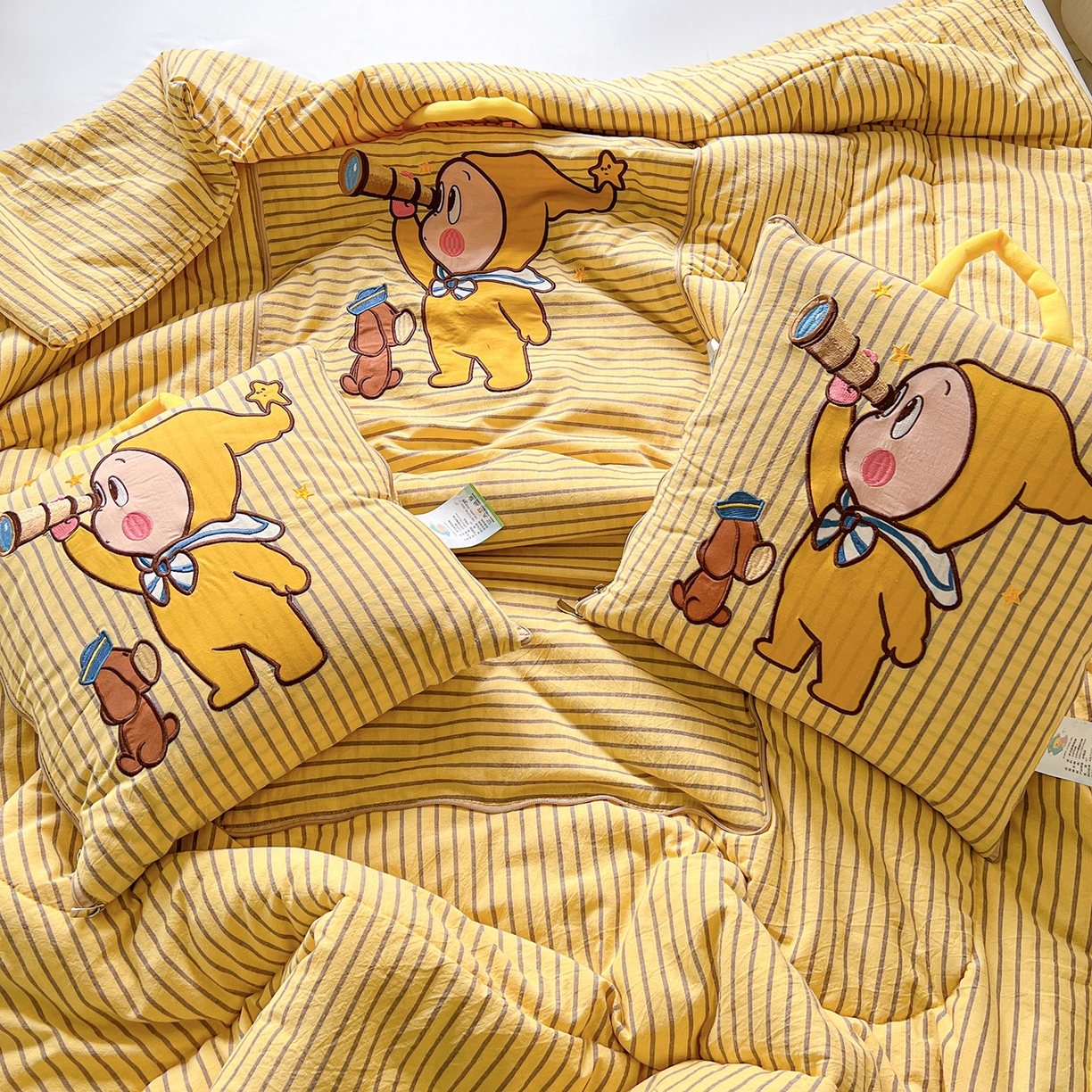 91家纺网 家纺一手货源 找家纺 古本家居 2026春夏新款全棉星宝系列抱枕被 全棉星宝黄条