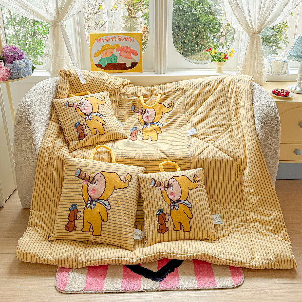 91家纺网 家纺一手货源 找家纺 古本家居 2026春夏新款全棉星宝系列抱枕被 全棉星宝黄条