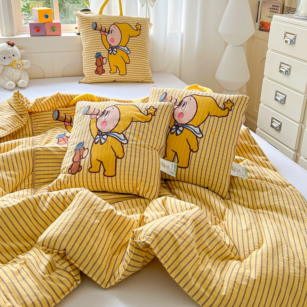 91家纺网 家纺一手货源 找家纺 古本家居 2026春夏新款全棉星宝系列抱枕被 全棉星宝黄条