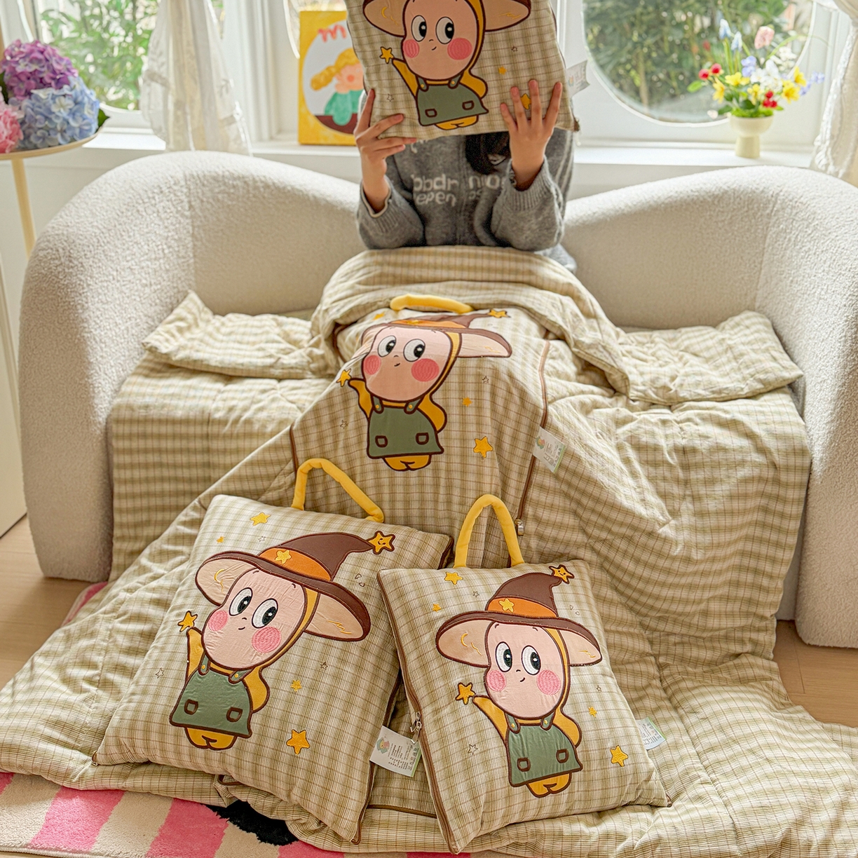 91家纺网 家纺一手货源 找家纺 古本家居 2026春夏新款全棉星宝系列抱枕被 全棉星宝绿格