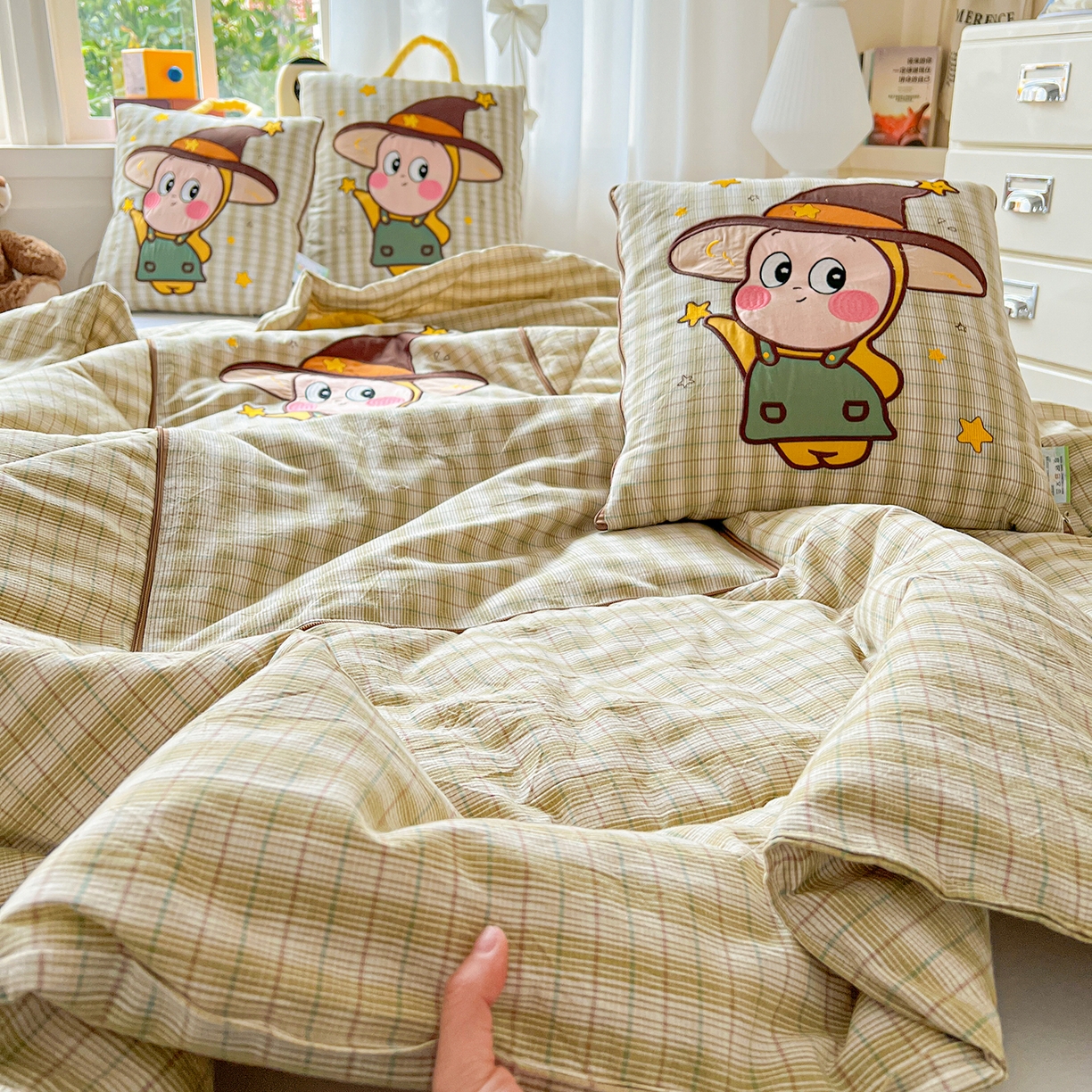 91家纺网 家纺一手货源 找家纺 古本家居 2026春夏新款全棉星宝系列抱枕被 全棉星宝绿格