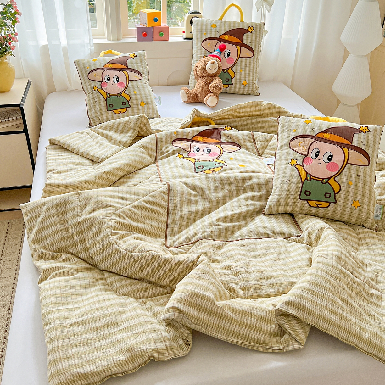 91家纺网 家纺一手货源 找家纺 古本家居 2026春夏新款全棉星宝系列抱枕被 全棉星宝绿格