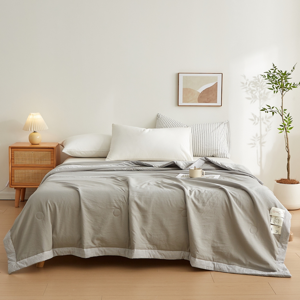 91家纺网 家纺一手货源 找家纺 格子铺 2026新款亲肤水洗棉棉花条纹包边夏被 浅灰