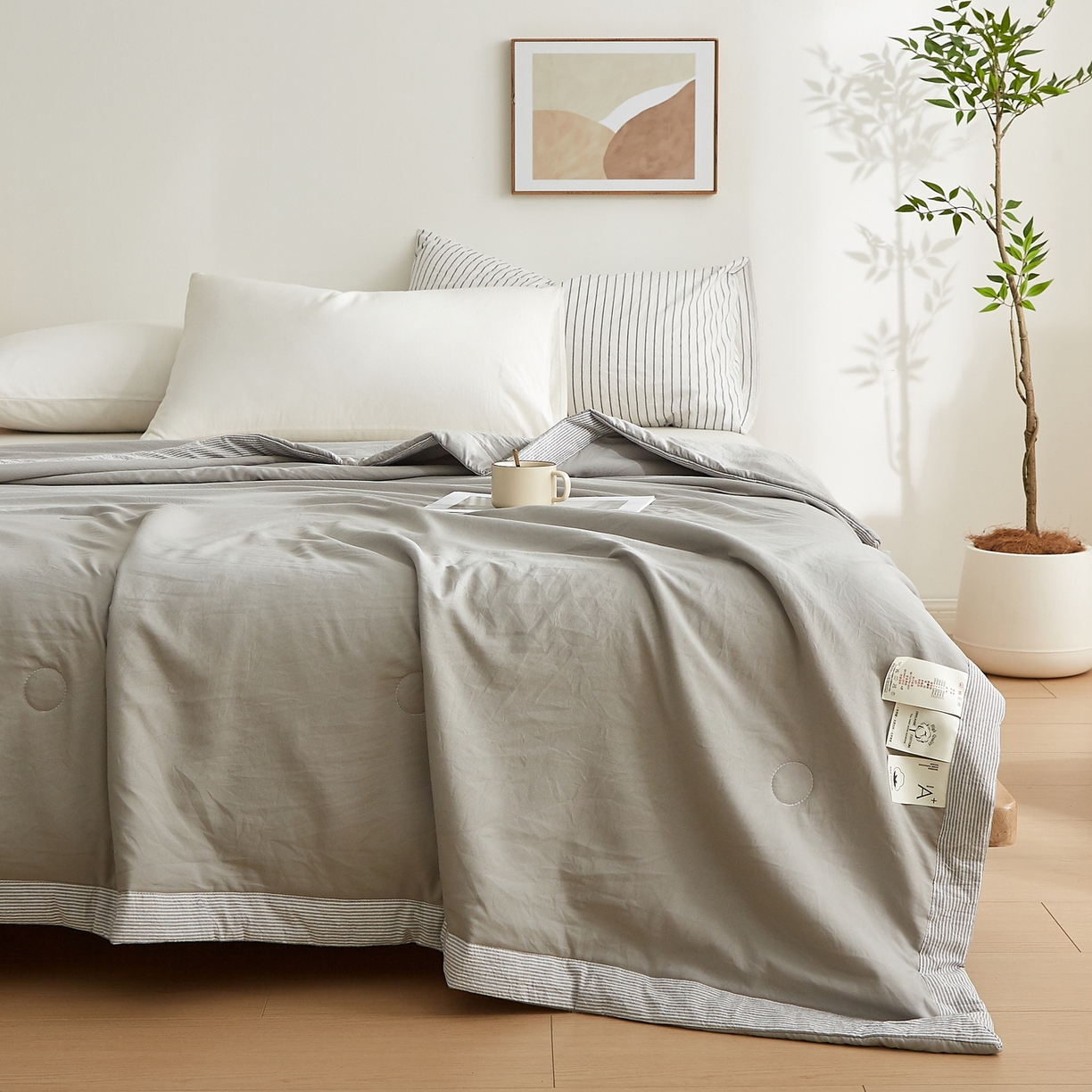 91家纺网 家纺一手货源 找家纺 格子铺 2026新款亲肤水洗棉棉花条纹包边夏被 浅灰