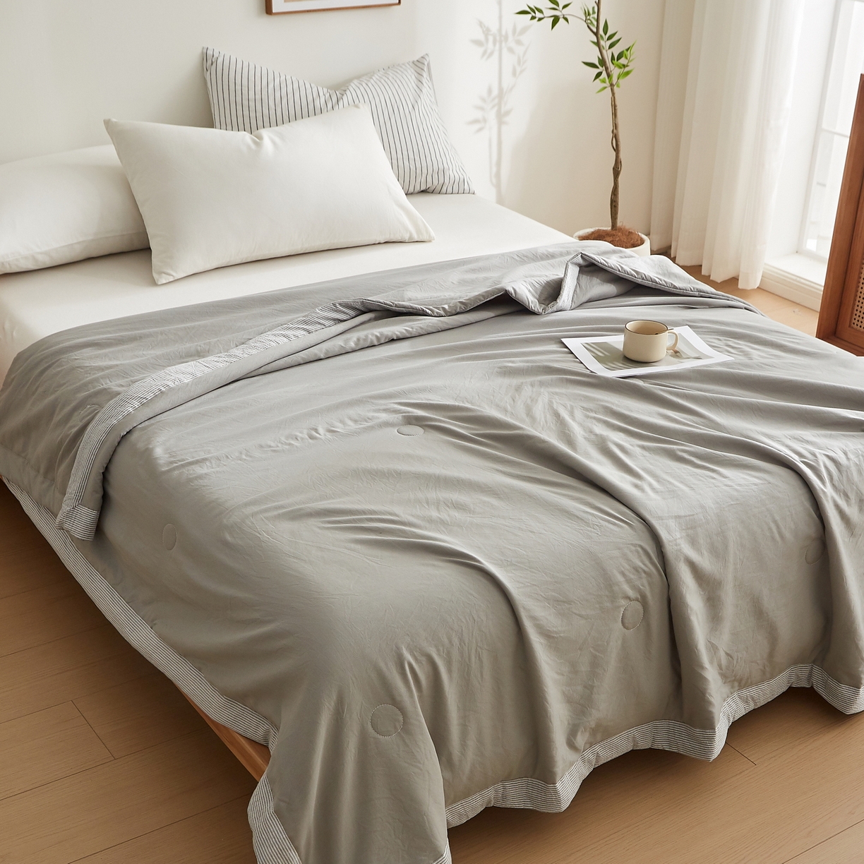 91家纺网 家纺一手货源 找家纺 格子铺 2026新款亲肤水洗棉棉花条纹包边夏被 浅灰