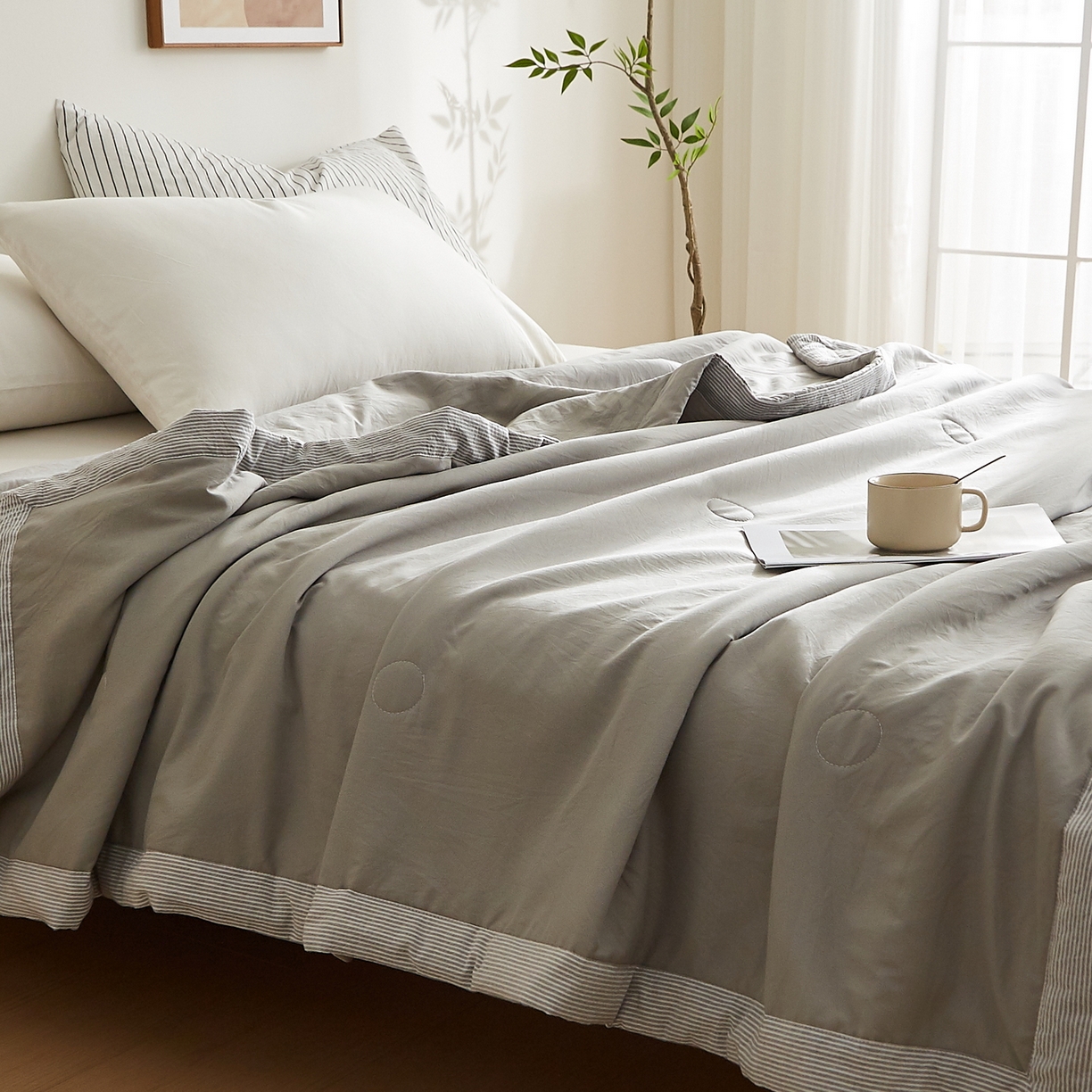 91家纺网 家纺一手货源 找家纺 格子铺 2026新款亲肤水洗棉棉花条纹包边夏被 浅灰