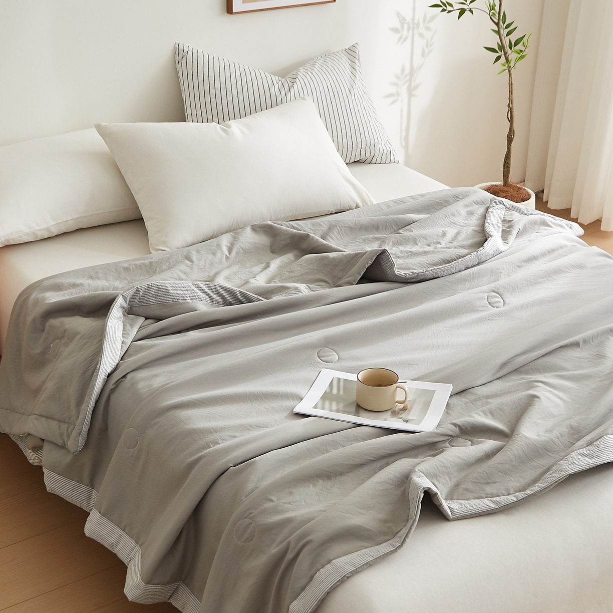 91家纺网 家纺一手货源 找家纺 格子铺 2026新款亲肤水洗棉棉花条纹包边夏被 浅灰