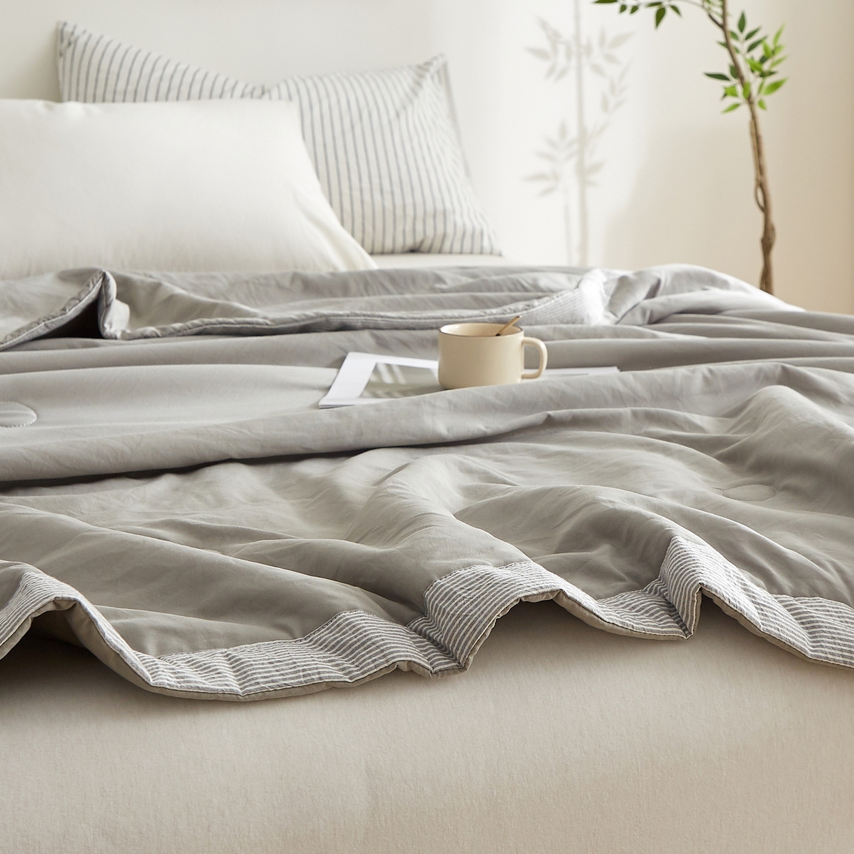 91家纺网 家纺一手货源 找家纺 格子铺 2026新款亲肤水洗棉棉花条纹包边夏被 浅灰