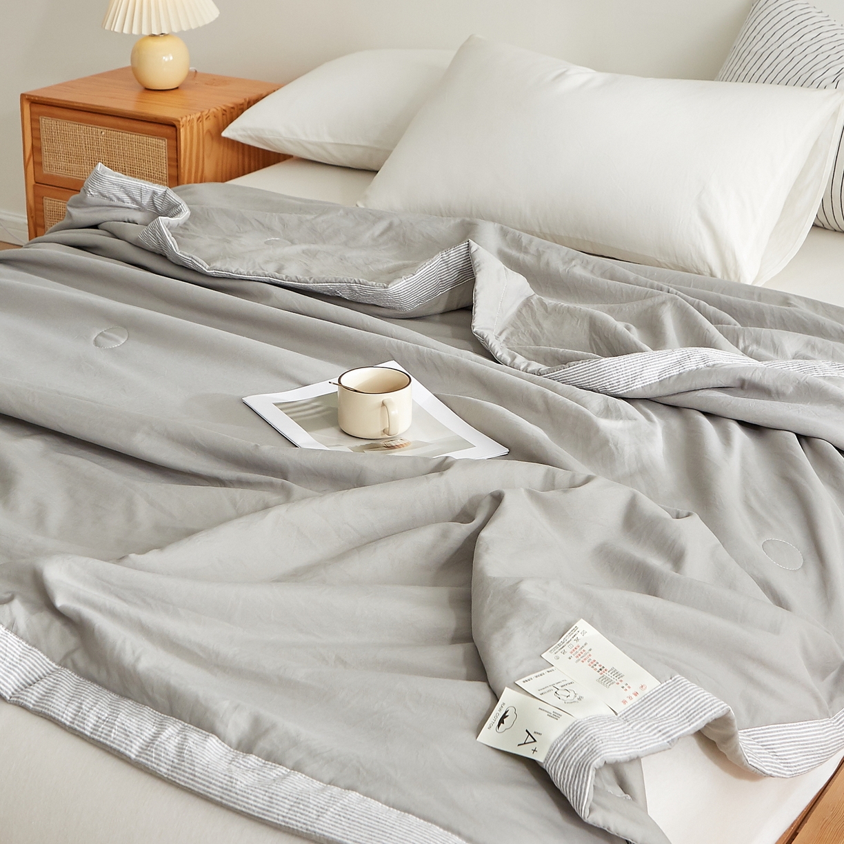 91家纺网 家纺一手货源 找家纺 格子铺 2026新款亲肤水洗棉棉花条纹包边夏被 浅灰
