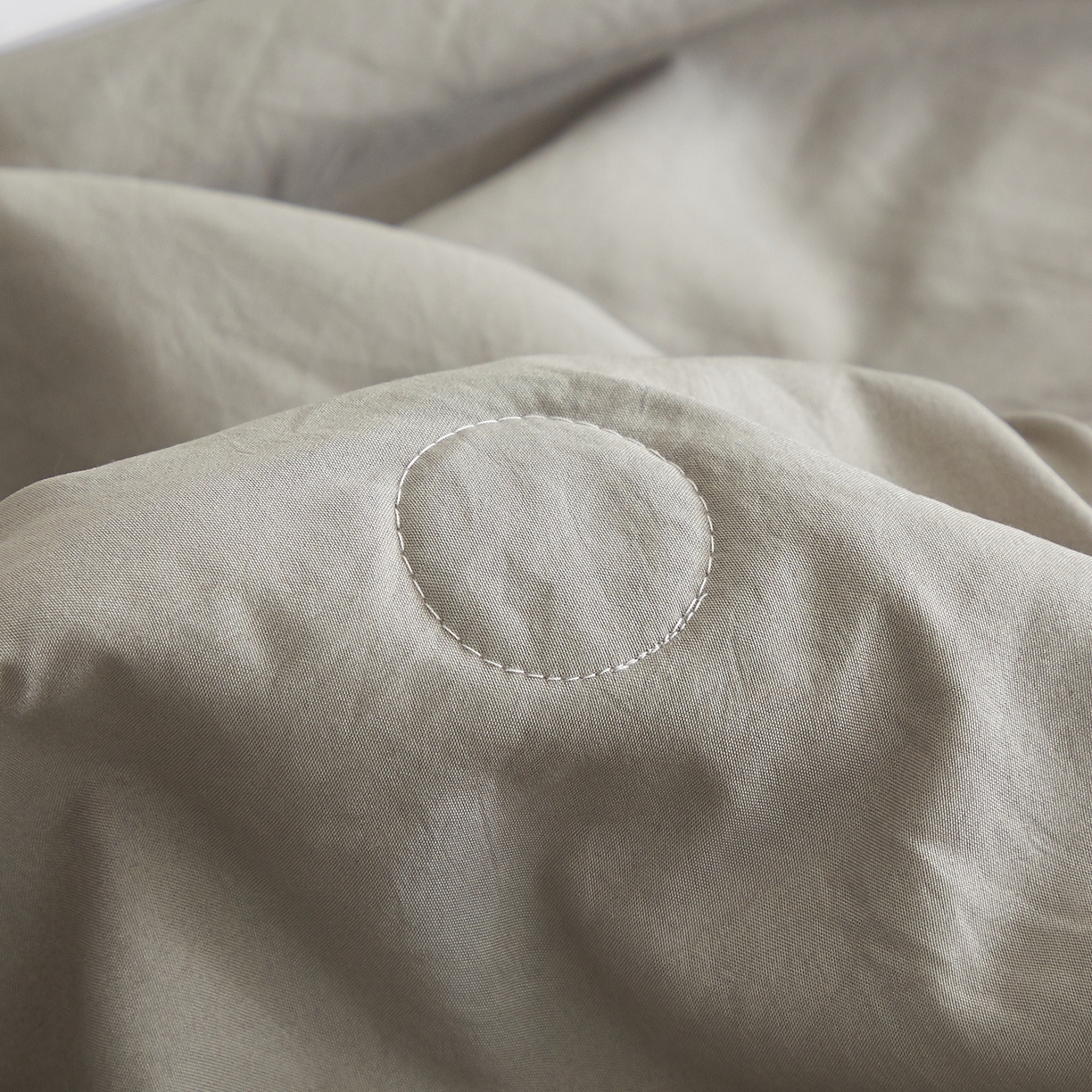 91家纺网 家纺一手货源 找家纺 格子铺 2026新款亲肤水洗棉棉花条纹包边夏被 浅灰